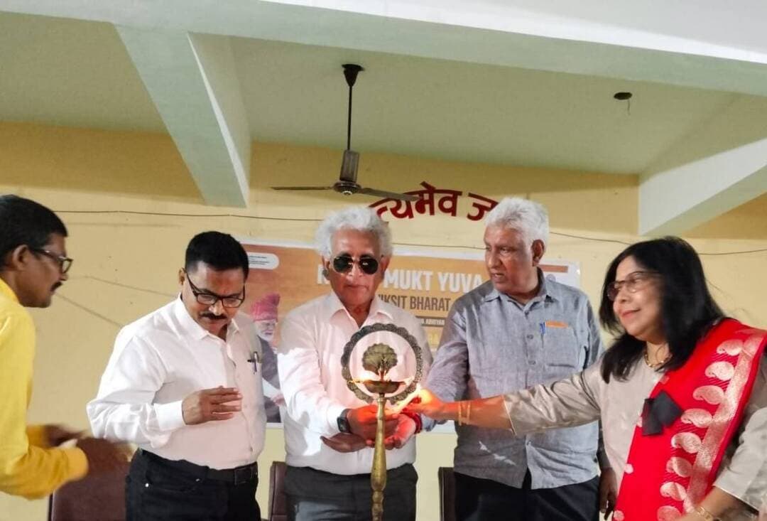 आर.डी. कॉलेज शेखपुरा में युवा संवाद मेला – नशा मुक्त युवा फॉर विकसित भारत का आयोजन।
आर.डी. कॉलेज, शेखपुरा की राष्ट्रीय सेवा योजना (NSS) इकाई द्वारा आज महाविद्यालय परिसर में ‘नशा मुक्त युवा फॉर विकसित भारत – 100 सप्ताह संकल्प अभियान’ के अंतर्गत ‘युवा संवाद मेला’ का आयोजन किया गया। कार्यक्रम का मुख्य उद्देश्य विद्यार्थियों एवं युवाओं को मादक पदार्थों तथा नशीले पदार्थों के सेवन से होने वाले दुष्प्रभावों के प्रति जागरूक करना और उन्हें स्वस्थ, जिम्मेदार एवं नशामुक्त जीवनशैली अपनाने के लिए प्रेरित करना था।
कार्यक्रम का शुभारंभ मुख्य अतिथि एवं रिसोर्स पर्सन डॉ. के. पुरुषोत्तम, पूर्व सिविल सर्जन, प्राचार्य प्रो. (डॉ.) शहाब उद्दीन, सीसीडीसी मुंगेर विश्वविद्यालय मुंगेर, डॉ. दिवाकर कुमार तथा कार्यक्रम पदाधिकारी डॉ. नवलता अन्य अतिथियों द्वारा दीप प्रज्वलित कर किया गया। इसके पश्चात राष्ट्र सेवा एवं राष्ट्रीय एकता की भावना को प्रोत्साहित करने के उद्देश्य से राष्ट्रगीत, राष्ट्रगान एवं NSS गीत का सामूहिक गायन किया गया।
महाविद्यालय के प्राचार्य प्रो. (डॉ.) शाहाब उद्दीन ने सभी अतिथियों, शिक्षकों एवं प्रतिभागियों का स्वागत किया। NSS कार्यक्रम पदाधिकारी डॉ. नवलता ने कार्यक्रम की थीम एवं उद्देश्यों से प्रतिभागियों को अवगत कराया। उन्होंने युवाओं से नशे से दूर रहने, समाज में जागरूकता फैलाने तथा विकसित भारत के निर्माण में सक्रिय भूमिका निभाने की अपील की।
कार्यक्रम के अंतर्गत स्वयंसेवकों के द्वारा विषय-आधारित पोस्टर प्रतियोगिता, सांस्कृतिक कार्यक्रम के अंतर्गत डांस प्रतियोगिता तथा नुक्कड़ नाटक का आयोजन किया गया। पोस्टर प्रतियोगिता में जिज्ञास कुमार ने प्रथम, रेशमी कुमारी ने द्वितीय तथा बिक्की कुमार ने तृतीय स्थान प्राप्त किया। सांस्कृतिक कार्यक्रम में साक्षी विजेता रहीं। वहीं, नुक्कड़ नाटक प्रतियोगिता में संतोष कुमार, गुलशन कुमार, जिज्ञास कुमार, बिक्की कुमार, नीरज कुमार एवं पल्लवी की टीम विजेता रही। इन गतिविधियों के माध्यम से युवाओं को नशे के दुष्परिणामों के प्रति जागरूक करने तथा नशामुक्त समाज का संदेश देने का प्रयास किया गया।
कार्यक्रम के दौरान प्रतिभागियों ने मुख्य संसाधन व्यक्ति डॉ. के. पुरुषोत्तम के साथ संवाद किया और नशे से संबंधित विभिन्न विषयों पर प्रश्न पूछे। उन्होंने युवाओं को नशे के शारीरिक, मानसिक एवं सामाजिक दुष्प्रभावों के प्रति जागरूक रहने तथा अपने परिवार और समाज में नशामुक्ति का संदेश प्रसारित करने के लिए प्रेरित किया।
इस अवसर पर सभी प्रतिभागियों ने नशामुक्त जीवन जीने तथा समाज को नशामुक्त बनाने में योगदान देने का संकल्प लिया। कार्यक्रम में डॉ अभिषेक पांडे, डॉ अर्चना कुमारी, डॉ. धर्मवीर कुमार, डॉ. बलजीत रजक, डॉ कयूम , श्री अंजनी कुमार, डॉ उपेंद्र शर्मा, डॉ मनोज कुमार, डॉ राम कुमार, श्री भीम कुमार, श्री विजय कुमार, श्री सनी कुमार, श्री सुबोध कुमार, श्री रामाश्रय पासवान, श्री गौरव कुमार, श्री गुलशन कुमार आदिस
उपस्थित रहे।
कार्यक्रम का समापन धन्यवाद ज्ञापन के साथ हुआ। यह आयोजन युवाओं में नशामुक्ति के प्रति जागरूकता बढ़ाने, सकारात्मक सोच विकसित करने तथा स्वस्थ एवं सशक्त भारत के निर्माण में उनकी भागीदारी सुनिश्चित करने की दिशा में एक सार्थक पहल रहा।