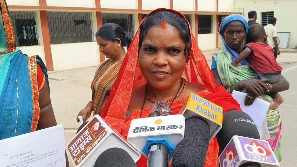 सनैया पंचायत में इंदिरा आवास के नाम पर धांधली।
आवास सहायक महिला ने लगाई आरोप।