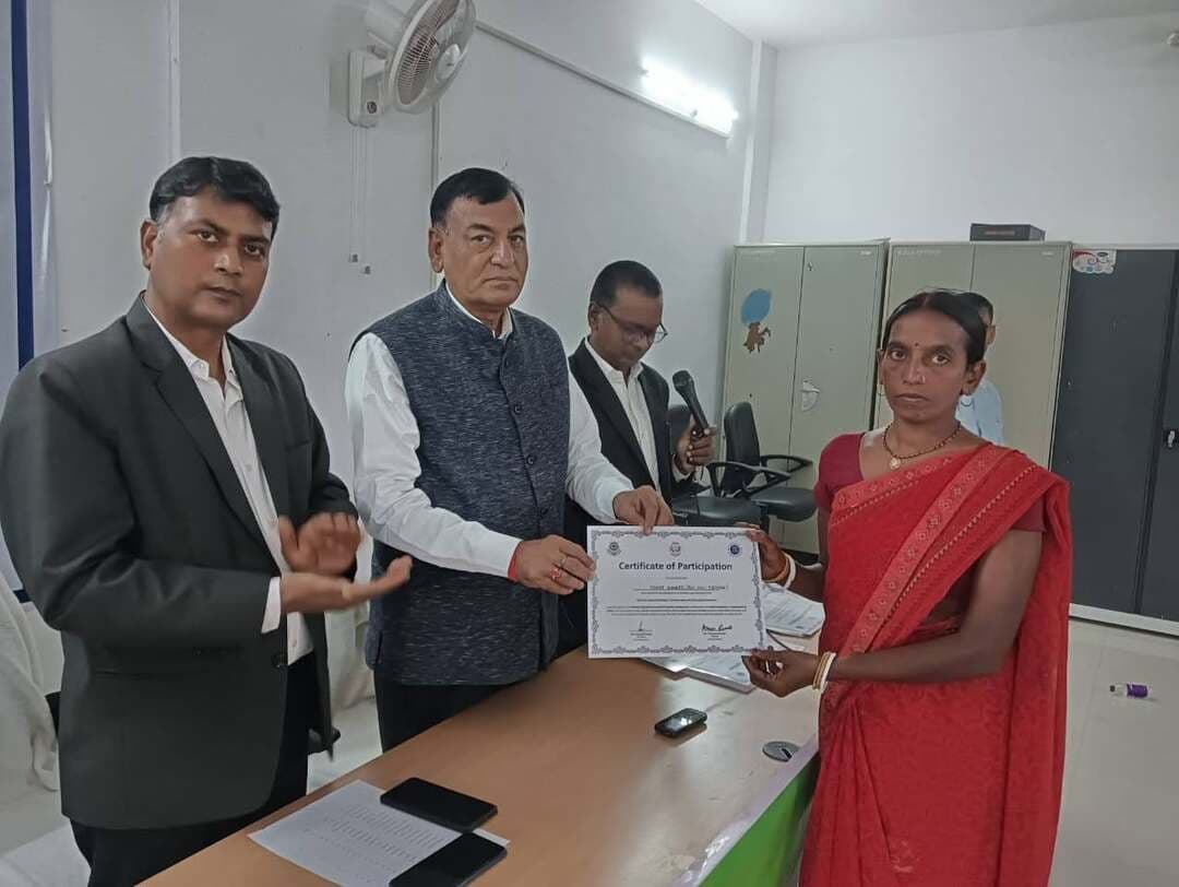 राष्ट्रीय लोक अदालत की सफलता को लेकर बैठक आयोजित, पीएलवी को मिला प्रशिक्षण प्रमाणपत्र।
आज जिला विधिक सेवा प्राधिकार, शेखपुरा के सभागार में आगामी राष्ट्रीय लोक अदालत एवं विधिक जागरूकता कार्यक्रमों की सफलता को लेकर महत्वपूर्ण बैठक आयोजित की गई। बैठक में जिला विधिक सेवा प्राधिकार के सचिव श्री सुशील प्रसाद, जिला एवं अपर सत्र न्यायाधीश श्री रविंद्र कुमार, जिला विधिज्ञ संघ के अध्यक्ष श्री चंद्र मौली यादव, महासचिव श्री विनोद कुमार सिंह सहित अन्य पदाधिकारी एवं सदस्य उपस्थित रहे।
बैठक में आगामी राष्ट्रीय लोक अदालत, 12 दिसंबर 2026, दिनांक 21 नवंबर 2026 को प्रस्तावित विशेष लोक अदालत तथा Mediation Drive for the Nation 3.0 अभियान को सफल बनाने पर विस्तार से चर्चा की गई।
इस अवसर पर लॉ फाउंडेशन के माध्यम से प्रशिक्षण प्राप्त करने वाले पैरा लीगल वॉलंटियर्स (PLVs) के बीच प्रशिक्षण प्रमाणपत्र वितरित किए गए। जिला एवं अपर सत्र न्यायाधीश श्री रविंद्र कुमार, जिला विधिक सेवा प्राधिकार के सचिव श्री सुशील प्रसाद, जिला विधिज्ञ संघ के अध्यक्ष श्री चंद्र मौली यादव एवं महासचिव श्री विनोद कुमार सिंह ने प्रशिक्षित पीएलवी को प्रमाणपत्र प्रदान किए।
इस अवसर पर जिला विधिज्ञ संघ के अध्यक्ष श्री चंद्र मौली यादव ने कहा कि पीएलवी न्याय व्यवस्था और आम जनता के बीच एक महत्वपूर्ण कड़ी हैं। इनके माध्यम से समाज के गरीब, असहाय एवं वंचित वर्गों तक उनके कानूनी अधिकारों की जानकारी और निःशुल्क विधिक सहायता पहुंचाई जा सकती है। राष्ट्रीय लोक अदालत के माध्यम से आपसी सहमति से विवादों का त्वरित एवं सरल समाधान संभव है। इसके लिए जन-जागरूकता और सामूहिक प्रयास अत्यंत आवश्यक हैं।
#Sheikhpura #NationalLokAdalat #DLSASheikhpura #LegalAwareness #PLV #MediationDrive