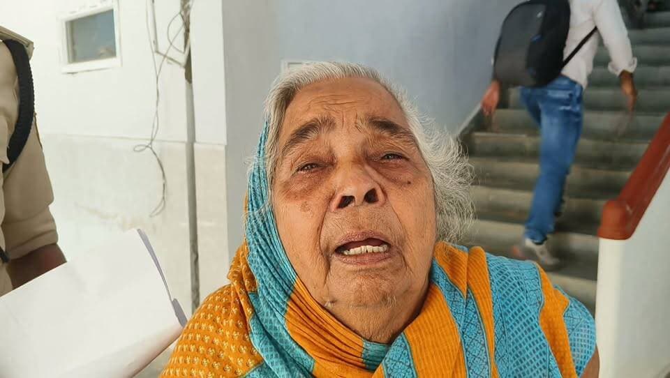 दर्द भरी कहानी, आप भी सुनकर हो जायेंगे हैरान।
कलयुगी बेटा ने मां को घर से बाहर निकाल दिया।