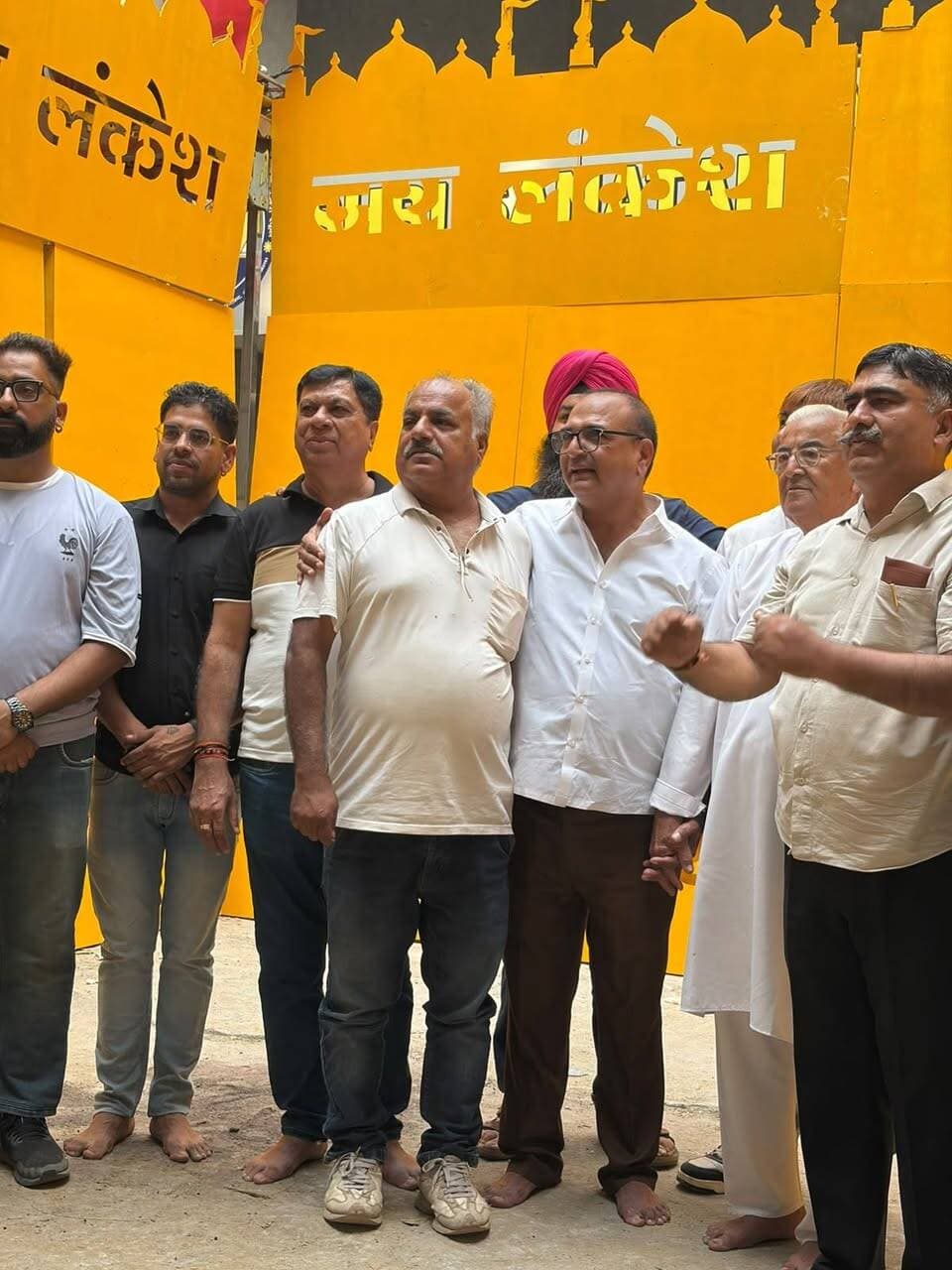 ऐतिहासिक भव्यता का साक्षी बनेगा सिद्धपीठ श्री हनुमान मंदिर का 76वां दशहरा महोत्सव : डॉ. राजेश भाटिया
पूर्वजों ने मंदिर की स्थापना कर शुरू की थी दशहरा पर्व मनाने की परंपरा : डॉ. राजेश भाटिया
फरीदाबाद। सिद्धपीठ श्री हनुमान मंदिर, श्री सनातन धर्म महाबीर दल, मार्केट नंबर-एक, फरीदाबाद द्वारा 76वां दशहरा उत्सव इस बार और भी भव्य व् धूमधाम से मनाया जाएगा। दशहरा पर्व के आयोजन को लेकर आज मंदिर परिसर में प्रधान डॉ राजेश भाटिया तथा पंजाबी सभा के प्रधान राजकुमार वोहरा द्वारा प्रेस वार्ता का आयोजन किया गया, जिसमें दशहरा पर्व के तीन दिवसीय कार्यक्रम की पूरी जानकारी दी गई। प्रधान डॉ राजेश भाटिया ने बताया कि, सिद्धपीठ श्री हनुमान मंदिर द्वारा इस बार 76वां दशहरा पर्व मनाया जा रहा है, उन्होंने बताया कि रावण, कुंभकर्ण और मेघनाथ इत्यादि के पुतले कारीगरों द्वारा तैयार किए जा रहे है वहीं लंका-दहन में भी इस बार विशेष होगा, जो श्रद्धालुओं को बेहद पसंद आएगा। डॉ भाटिया ने कार्यक्रम के बारे में पूरी जाानकारी देते हुए बताया कि 18 अक्टूबर को लंका दहन कार्यक्रम का आयोजन किया जाएगा, लंका को सुनहरे रूप में तैयार किया जा रहा है इस कार्यक्रम में मुख्यातिथि कृष्णपाल गुर्जर-केंद्रीय राज्य मंत्री, भारत सरकार, धनेश अदलक्खा - बडखल विधायक व् चन्द्र भाटिया - पूर्व विधायक शिरकत करेगे, लंका दहन की शोभा-यात्रा दोपहर तीन बजे सिद्धपीठ श्री हनुमान मंदिर, मार्किट नं 1 के प्रांगण से प्रारम्भ होकर 1 नं, 2नं व् 3नं से होते हुए दशहरा मैदान पहुंचेगी व् 20 अक्टूबर को दशहरा की शोभा-यात्रा दोपहर तीन बजे सिद्धपीठ श्री हनुमान मंदिर, मार्किट नं 1 के प्रांगण से प्रारम्भ होकर कल्याण सिंह चौक, आर्य समाज मार्ग, बजरंग बीकानेर से होते हुए दशहरा मैदान पहुंचेगी और दशहरा मैदान में तीर चलाकर रावण तथा अन्य पुतलों का दहन किया जायेगा। जबकि 21 अक्टूबर को भरत-मिलाप की शोभा-यात्रा दोपहर तीन बजे सिद्धपीठ श्री हनुमान मंदिर, मार्किट नं 1 के द्वारा संचालित - श्री हनुमान मंदिर, मिलाप स्मृति 3डी-42 के प्रांगण से प्रारम्भ होकर बीकानेर चौक, संतोष हॉस्पिटल, 3नं कुटिया, नमस्ते चौक, 4-5 चौक, 5नं शिव मंदिर, गुरुद्वारा सिंह सभा, गुरुद्वारा गुजरात ट्रैन व् बादशाह खान चौक से होते हुए दशहरा मैदान पहुंचेगी। डॉ भाटिया ने कहा कि दशहरा पर्व उनके लिए एक पर्व न होकर उनके पूर्वजों द्वारा वर्षाे पूर्व शुरु की गई एक मुहिम है, जिसे वह हर वर्ष आगे बढ़ा रहे है। उन्होंने बताया कि जब उनके पूर्वज यहां आए थे, तब सभी ने एकत्रित होकर इस मंदिर की स्थापना की और तब से ही दशहरा पर्व के आयोजन की ऐसी शुरुआत की गई, जो आज तक जारी है और आगे भी जारी रहेगी। इस मौके पर पंजाबी सभा के प्रधान राजकुमार वोहरा ने कहा कि इस बार का दशहरा पर्व बेहद आकर्षक व् भव्य होगा, सभी तैयारियां जोरों पर चल रही है, पंजाबी सभा के सभी पदाधिकारी इसमें अपना सहयोग कर रहे है और दोनों संस्थाओं के सदस्य मिलकर इस दशहरा को भव्य रुप से मनाएंगे।
इस अवसर पर बंसी लाल कुकरेजा, मोहन लाल अरोड़ा, मोक्षित भाटिया, राहुल अदलक्खा, इन्दर चावला, सरदार अमरजीत सिंह भाटिया, सरदार मनीषजीत सिंह, अमर बजाज, तिलक भाटिया, रोहित कपूर, मनीष अदलक्खा, देवांश वर्मा, अनिल चावला, विपिन भाटिया, प्रेम बब्बर, रिंकल भाटिया, आशीष भाटिया, आशीष अरोड़ा, जितिन गाँधी, कुणाल बब्बर, अमित नरूला, भरत कपूर, रविन्दर गुलाटी व् गगन अरोड़ा शामिल रहे।