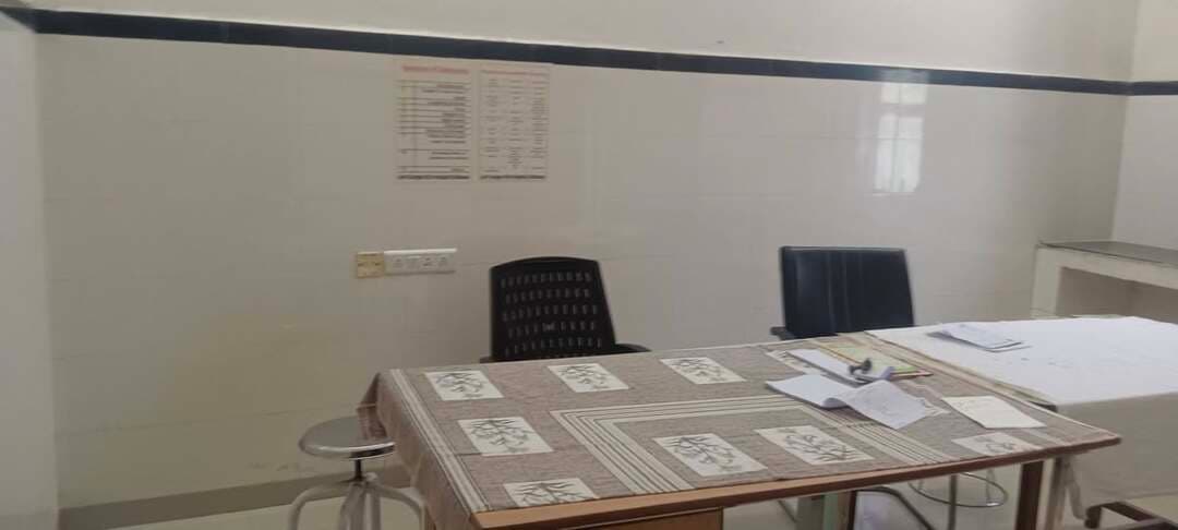 डीडवाना का सबसे बड़ा अस्पताल बना 'राम भरोसे', डॉक्टरों की कमी से रोजाना भटक रहे हजारों मरीज
राजकीय बागड़ जिला अस्पताल में रोजाना 1500 से 2000 की ओपीडी, लेकिन चैंबर पड़े हैं खाली
डॉक्टर नदारद, फिर भी चैंबरों में दिनभर चलते मिले पंखे और लाइटें
डीडवाना।जिला मुख्यालय के सबसे बड़े राजकीय बांगड़ जिला चिकित्सालय में इन दिनों मरीजों की सेहत से खिलवाड़ हो रहा है। जिला अस्पताल का दर्जा मिलने के बावजूद यह अस्पताल डॉक्टरों की भारी कमी और अव्यवस्थाओं से जूझ रहा है। आलम यह है कि अस्पताल में दूर-दराज के ग्रामीण इलाकों से इलाज कराने आ रहे हजारों मरीजों को डॉक्टरों की गैरमौजूदगी के कारण बिना इलाज या घंटों इंतजार के बाद भारी परेशानियों का सामना करते हुए लौटना पड़ रहा है।
*रोजाना 1500 से 2000 मरीजों का भार, संभालने वाला कोई नहीं*
अस्पताल में प्रतिदिन औसतन 1500 से 2000 मरीजों की ओपीडी दर्ज की जाती है। इतनी बड़ी संख्या में पहुंच रहे मरीजों की तुलना में डॉक्टरों की संख्या न के बराबर है। अधिकांश डॉक्टर छुट्टियों पर चल रहे हैं, वहीं जो कुछ डॉक्टर ड्यूटी पर मौजूद हैं, उन पर मरीजों का भारी दबाव है। पर्ची कटवाने से लेकर डॉक्टर को दिखाने तक मरीजों की लंबी-लंबी कतारें लग रही हैं। घंटों लाइन में खड़े रहने के बावजूद कई मरीजों को डॉक्टर के दर्शन तक नसीब नहीं हो रहे।
*चैंबर से डॉक्टर गायब, बिजली की हो रही बर्बादी*
अस्पताल परिसर में प्रशासनिक लापरवाही का एक और नजारा देखने को मिल रहा है। कई डॉक्टरों के चैंबरों से डॉक्टर तो नदारद हैं, लेकिन अंदर लाइटें और पंखे लगातार चालू नजर आ रहे हैं। एक तरफ मरीज गर्मी और परेशानी में बाहर लाइन में खड़े होकर डॉक्टर का इंतजार कर रहे हैं, वहीं दूसरी तरफ खाली चैंबरों में सरकारी बिजली की सरेआम बर्बादी हो रही है।
*दूर-दराज से आने वाले मरीज परेशान*
गांवों से बस और किराए के वाहनों से पहुंचे मरीजों और उनके परिजनों का कहना है कि वे सुबह जल्दी इस आस में अस्पताल आते हैं कि सही समय पर इलाज मिल जाएगा, लेकिन यहां आकर पता चलता है कि डॉक्टर साहब छुट्टी पर हैं या चैंबर में मौजूद ही नहीं हैं। बुजुर्गों, महिलाओं और छोटे बच्चों के लिए यह स्थिति बेहद पीड़ादायक बनी हुई है।मरीजों और स्थानीय निवासियों ने जिला कलेक्टर व स्वास्थ्य विभाग के उच्च अधिकारियों से अस्पताल की इस बदहाली पर तुरंत ध्यान देने, डॉक्टरों की उपस्थिति सुनिश्चित करने और अव्यवस्था फैलाने वाले जिम्मेदार कर्मचारियों पर कार्रवाई करने की मांग की है।