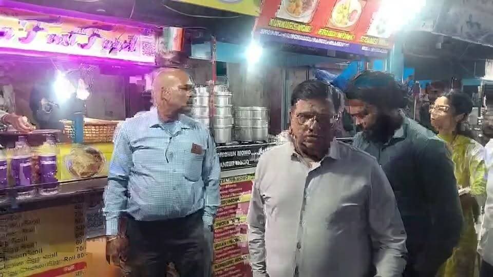# रांची के मोरहाबादी वेंडिंग ज़ोन में फूड सेफ्टी को लेकर जांच अभियान!
राजधानी रांची: मोरहाबादी वेंडिंग ज़ोन में खाद्य सुरक्षा को लेकर चेकिंग अभियान चलाया गया। अभियान का उद्देश्य खाने-पीने की चीजों की गुणवत्ता और साफ-सफाई की जांच कर लोगों को सुरक्षित भोजन उपलब्ध कराने पर ध्यान देना है।
अब देखना होगा कि जांच अभियान के दौरान क्या-क्या सामने आता है और खाद्य सुरक्षा के नियमों का कितना पालन किया जा रहा है।
खाद्य सुरक्षा से जुड़ी हर अपडेट के लिए जुड़े रहें — लोकतंत्र भारत के साथ।
#Ranchi #Morabadi #FoodSafety #RanchiNews #JharkhandNews #FoodSafetyDrive #BreakingNews #LatestNews #TrendingNews #ViralNews #Jharkhand #रांची #मोरहाबादी #खाद्यसुरक्षा #झारखंडसमाचार #LoktantraBharat