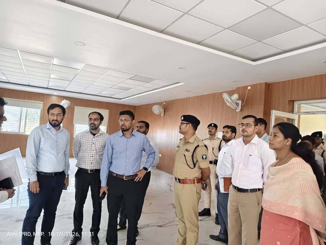 *जिलाधिकारी एवं वरीय पुलिस अधीक्षक ने मेगा लेदर फुटवियर एंड एसेसरीज पार्क, महवल का किया निरीक्षण*
==============================
*62 एकड़ में विकसित हो रहा आधुनिक औद्योगिक परिसर, उद्योगों के विस्तार और रोजगार सृजन को मिलेगी गति*
==========================
जिला पदाधिकारी, मुजफ्फरपुर श्री कुमार गौरव एवं वरीय पुलिस अधीक्षक, मुजफ्फरपुर श्री कांतेश कुमार मिश्र ने वरीय अधिकारियों के साथ मोतीपुर प्रखंड अंतर्गत बियाडा परिसर में सरकार द्वारा विकसित किए जा रहे मेगा लेदर फुटवियर एंड एसेसरीज पार्क, महवल का निरीक्षण किया। निरीक्षण के दौरान अधिकारियों ने पार्क में विकसित किए जा रहे आधारभूत संरचनाओं, उद्यमियों के लिए उपलब्ध सुविधाओं तथा औद्योगिक गतिविधियों के संचालन से संबंधित व्यवस्थाओं का जायजा लिया।
जिलाधिकारी श्री कुमार गौरव ने कहा कि सरकार द्वारा महवल में विकसित किए जा रहे मेगा लेदर फुटवियर एंड एसेसरीज पार्क जिले के औद्योगिक विकास की दिशा में एक महत्वपूर्ण पहल है। निर्माण कार्य अंतिम चरण में है। निरीक्षण का मुख्य उद्देश्य औद्योगिक परिसर में उपलब्ध सुविधाओं की स्थिति का आकलन करना तथा उद्योगों के सुचारू संचालन के लिए आवश्यक व्यवस्थाओं की समीक्षा करना था। इस पार्क के माध्यम से लेदर, फुटवियर एवं इससे संबंधित उद्योगों को बढ़ावा मिलेगा। औद्योगिक इकाइयों की स्थापना एवं संचालन से स्थानीय स्तर पर रोजगार के नए अवसर सृजित होने की संभावना है, जिससे युवाओं को रोजगार उपलब्ध कराने तथा स्थानीय अर्थव्यवस्था को मजबूती प्रदान करने में मदद मिलेगी। उन्होंने कहा कि इस प्रकार की औद्योगिक परियोजनाएं जिले में निवेश की संभावनाओं को बढ़ाने के साथ-साथ आर्थिक गतिविधियों के विस्तार में भी महत्वपूर्ण भूमिका निभाती हैं।
जिलाधिकारी ने कहा कि बियाडा, मोतीपुर में कुल 62 एकड़ भूमि पर मेगा लेदर फुटवियर एंड एसेसरीज पार्क का विकास किया जा रहा है। पार्क को दो कैंपस में विकसित किया गया है। उद्यमियों को बेहतर औद्योगिक वातावरण उपलब्ध कराने के उद्देश्य से यहां आंतरिक सड़क, नाला, स्ट्रीट लाइट, पार्किंग, वे-ब्रिज तथा पावर सब-स्टेशन जैसी आधारभूत सुविधाओं का निर्माण किया गया है।
पार्क के प्रथम कैंपस में प्रशासनिक भवन, मानव संसाधन विकास (HRD) भवन, सोशल इंफ्रास्ट्रक्चर भवन तथा तीन प्लग एंड प्ले शेड का निर्माण किया गया है। इन सुविधाओं के माध्यम से उद्यमियों को औद्योगिक इकाइयों की स्थापना एवं संचालन के लिए आवश्यक आधारभूत संरचना उपलब्ध कराई जा रही है।
पार्क में उद्यमियों की आवश्यकताओं को ध्यान में रखते हुए तीन प्लग एंड प्ले भवनों का निर्माण किया गया है। इन भवनों में विभिन्न ब्लॉक उपलब्ध कराए गए हैं, ताकि उद्यमी अपनी जरूरत के अनुसार औद्योगिक गतिविधियां संचालित कर सकें। प्रथम भवन में भूतल के चार ब्लॉक कॉमन फैसिलिटी सेंटर (CFC) के लिए आरक्षित हैं।
डीजीएम, बियाडा द्वारा प्रदत्त विवरण के अनुसार, प्लग एंड प्ले शेड के अंतर्गत तीन इकाइयों को स्थान आवंटित किया गया है। इनमें M/s B.M.M.J & Sons Pvt. Ltd. को चार ब्लॉक, लगभग 15,500 वर्गफीट क्षेत्रफल, M/s Patna Leather को भवन संख्या-2 के अंतर्गत 12 ब्लॉक, लगभग 46,500 वर्गफीट क्षेत्रफल तथा M/S Dev Handicraft को 3,875 वर्गफीट क्षेत्रफल आवंटित किया गया है। वर्तमान में 13 ब्लॉक आवंटन के लिए उपलब्ध हैं।
पार्क में प्लग एंड प्ले शेड के अतिरिक्त औद्योगिक इकाइयों की स्थापना के लिए भूमि भी आवंटित की गई है। इसके तहत M/s Solework Footwear Pvt. Ltd. को भू-खंड संख्या IP-30 में 15,000 वर्गफीट तथा M/s ABC Leather को भू-खंड संख्या IP-12 एवं IP-13 में कुल 87,120 वर्गफीट भूमि आवंटित की गई है।
वर्तमान में पार्क में 44 रिक्त भू-खंड उपलब्ध है जिसका कुल क्षेत्रफल 23.34 एकड़ है। ये भू-खंड नए निवेशकों एवं उद्यमियों को आवंटित किए जाने के लिए उपलब्ध हैं। इससे भविष्य में अतिरिक्त औद्योगिक इकाइयों की स्थापना और निवेश की संभावनाओं को बल मिल सकता है।
औद्योगिक विकास से जुड़ी इस महत्वपूर्ण परियोजना का निरीक्षण क्षेत्र में उपलब्ध सुविधाओं और विकास की संभावनाओं का जायजा लेने के उद्देश्य से किया गया।
जिलाधिकारी ने कहा कि मेगा लेदर फुटवियर एंड एसेंसरीज पार्क, महवल में विकसित आधारभूत संरचनाएं, प्लग एंड प्ले सुविधाएं तथा आवंटन योग्य भूमि औद्योगिक निवेश के लिए महत्वपूर्ण आधार प्रदान करती हैं। परियोजना के माध्यम से स्थानीय स्तर पर रोजगार के अवसर बढ़ने, युवाओं को आर्थिक गतिविधियों से जोड़ने तथा मुजफ्फरपुर जिले में औद्योगिक विकास को गति मिलने की उम्मीद है।
*स्थानीय लोगों एवं विद्यार्थियों से किया संवाद*
क्षेत्र भ्रमण के दौरान जिला पदाधिकारी एवं वरीय पुलिस अधीक्षक ने स्थानीय लोगों से भी संवाद किया तथा पार्क के विकास और इससे होने वाले संभावित लाभों के संबंध में उनकी राय जानी। स्थानीय लोगों ने इस परियोजना को लेकर प्रसन्नता व्यक्त की और इससे क्षेत्र में रोजगार एवं विकास की संभावनाओं के प्रति सकारात्मक उम्मीद जताई।
अधिकारियों ने क्षेत्र भ्रमण के दौरान विद्यार्थियों से भी बातचीत की। इस दौरान उनके शैक्षणिक लक्ष्यों, भविष्य की योजनाओं तथा करियर से संबंधित विषयों पर चर्चा की गई। विद्यार्थियों को अपने लक्ष्य निर्धारित करने, शिक्षा के प्रति गंभीर रहने तथा भविष्य में उपलब्ध अवसरों का लाभ उठाने के लिए प्रेरित किया गया तथा उनके उज्जवल भविष्य की कामना की गई।