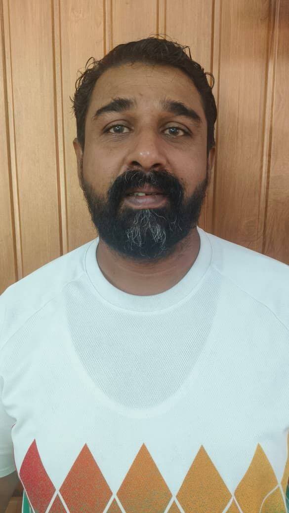 പീഡന കേസിൽ കോടതി ശിക്ഷിച്ച പ്രതി പിടിയിൽ
കണ്ണൂര് ജില്ലയിൽ പരിയാരം വില്ലേജിൽ പരിയാരം മുറിയിൽ താന്നൂക്കര വീട്ടിൽ മുഹമ്മദ് ഷാഫി (42) ആണ് വെൺമണി പോലീസിന്റെ പിടിയിലായത്.2017 ൽ വെൺമണി സ്വദേശിനിയായ ബുദ്ദിമാന്ദ്യം ഉള്ള യുവതിയെ വിവാഹവാഗ്ദാനം നൽകി പീഡിപ്പിച്ചതിന് വെൺമണി പോലീസ് ഇയാളുടെ പേരിൽ കേസ് എടുക്കുകയും ഈ കേസിൽ ഹരിപ്പാട് ഫാസ്റ്റ്ട്രാക്ക് കോടതി 2025 ൽ ഇരുപത് വര്ഷം കഠിനതടവിന് ശിക്ഷിക്കുകയും ചെയ്തിരുന്ന ഇയാൾ വിധിക്കെതിരെ അപ്പീൽ ഫയൽ ചെയ്ത് ജാമ്യത്തിൽ ഇറങ്ങുകയും അപ്പീൽ വ്യവസ്ഥകൾ ലംഘിച്ച് ഒളിവിൽ പോവുകയുമായിരുന്നു.കോടതി ഇയാൾക്ക് എതിരെ വീണ്ടും ജാമ്യമില്ലാ വാറണ്ട് പുറപ്പെടുവിച്ചതിനെ തുടര്ന്ന് ഇയാളെ കണ്ടെത്തുന്നതിനായി ചെങ്ങന്നൂര് ഡെപ്യൂട്ടി പോലീസ് സൂപ്രണ്ട് അലക്സ് ബേബി,മാന്നാര് സര്ക്കിൾ ഇൻസ്പക്ടര് അജീബ് എന്നിവരുടെ മേൽനോട്ടത്തിൽ ആലപ്പുഴ ജില്ലാ പോലീസ് മേധാവി പ്രത്യേക അന്വേഷണ സംഘത്തെ നിയോഗിക്കുകയും ഈ സംഘം ഇന്നലെ ഇയാൾ കണ്ണൂരിൽ ഒളിവിൽ കഴിഞ്ഞിരുന്ന സ്ഥലത്തു നിന്നും കണ്ടെത്തി അറസ്റ്റ് ചെയ്യുകയായിരുന്നു.വെൺമണി പോലീസ് സ്റ്റേഷൻ എസ്.എച്ച്.ഒ അനന്തു,സിവിൽ പോലീസ് ഓഫീസര്മാരായ അനൂപ്,അനസ് ഖാൻ,ഷിഹാബ് സലാം എന്നിവര് ചേര്ന്ന സംഘമാണ് ഇയാളെ അറസ്റ്റ് ചെയ്തത്.കോടതിയിൽ ഹാജരാക്കിയ പ്രതിയെ റിമാന്റ് ചെയ്തു.