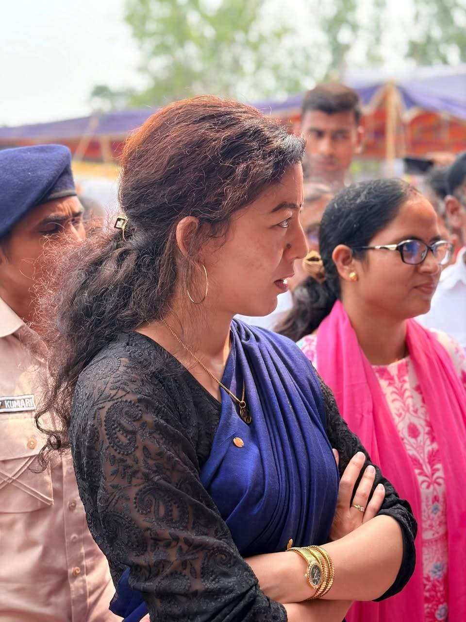 आधुनिक खेती और बड़े बाजारों से जुड़ाव बढ़ाएगा किसानों की आय
गांधी मैदान में दो दिवसीय किसान स्वरोजगार मेला शुरू, 24 स्टॉलों पर मिल रही कृषि योजनाओं व नई तकनीकों की जानकारी
जागरण संवाददाता, जहानाबाद : गांधी मैदान में शुक्रवार को दो दिवसीय जिला स्तरीय किसान स्वरोजगार मेले का शुभारंभ जिला पदाधिकारी छिरिङ वाई भूटिया ने दीप प्रज्वलित कर किया। कृषि प्रौद्योगिकी प्रबंध अभिकरण (आत्मा) के तत्वावधान में आयोजित यह मेला नौ और 10 अक्टूबर तक चलेगा। इसमें किसानों को आधुनिक कृषि तकनीक, पशुपालन, बागवानी, कृषि यंत्रीकरण और कृषि आधारित स्वरोजगार के अवसरों की जानकारी दी जा रही है। मेले में विभिन्न विभागों एवं संस्थानों के कुल 24 स्टॉल लगाए गए हैं।
उच्च मूल्य वाली फसलों की खेती पर जोर
उद्घाटन समारोह को संबोधित करते हुए जिला पदाधिकारी ने किसानों को पारंपरिक खेती के साथ उच्च मूल्य वाली फसलों, बागवानी, दलहन-तिलहन उत्पादन और फसल विविधीकरण अपनाने के लिए प्रेरित किया। उन्होंने कहा कि जहानाबाद की राजधानी पटना से निकटता किसानों के लिए बड़ा अवसर है। किसान अपनी उपज को बेहतर बाजार और उचित मूल्य दिलाने के लिए बड़े खरीदारों, संगठित खुदरा बाजारों और कृषि विपणन नेटवर्क से जुड़ें। इससे उनकी आमदनी बढ़ाने में मदद मिलेगी।
उन्होंने समेकित कृषि प्रणाली अपनाने पर जोर देते हुए कहा कि खेती के साथ पशुपालन, मुर्गी पालन, बकरी पालन और मत्स्य पालन को जोड़कर किसान अपनी आय के नए स्रोत विकसित कर सकते हैं। कृषि अपशिष्ट का वैज्ञानिक तरीके से सदुपयोग करने और मुर्गी पालन से प्राप्त अवशेषों के उचित प्रबंधन के प्रति भी किसानों को जागरूक करने की आवश्यकता बताई।
कृषि आधारित स्वरोजगार के अवसरों की दी जानकारी
जिला पदाधिकारी ने मधुमक्खी पालन, मशरूम उत्पादन, जैविक एवं प्राकृतिक खेती, डेयरी और खाद्य प्रसंस्करण को कृषि आधारित स्वरोजगार के महत्वपूर्ण साधन बताया। उन्होंने किसान उत्पादक संगठनों के माध्यम से किसानों को संगठित कर बड़े बाजारों और खरीदारों से जोड़ने पर बल दिया। इससे किसानों को अपनी उपज की बिक्री के लिए बेहतर अवसर मिल सकेंगे।
आधुनिक कृषि यंत्रीकरण की चर्चा करते हुए उन्होंने ड्रोन, पावर टिलर और अन्य कृषि यंत्रों के उपयोग को बढ़ावा देने की बात कही। साथ ही किसानों को इन यंत्रों पर मिलने वाले सरकारी अनुदान की जानकारी उपलब्ध कराने का निर्देश दिया। कृषि वैज्ञानिकों से उन्नत बीज, फसल प्रबंधन, नई तकनीकों और टिकाऊ खेती के संबंध में किसानों को व्यावहारिक प्रशिक्षण देने पर भी जोर दिया।
फार्मर रजिस्ट्री के लिए लगाए गए विशेष स्टॉल
किसानों को सरकारी योजनाओं का लाभ आसानी से उपलब्ध कराने के उद्देश्य से फार्मर आईडी और कृषि डिजिटलीकरण पर विशेष ध्यान दिया गया। जिला पदाधिकारी ने अधिक से अधिक किसानों का फार्मर रजिस्ट्री के माध्यम से निबंधन सुनिश्चित करने पर जोर दिया। इससे पात्र किसानों को कृषि योजनाओं, सरकारी अनुदान और अन्य सुविधाओं का लाभ पारदर्शी तरीके से मिल सकेगा।
मेले में आत्मा, कृषि, उद्यान, मत्स्य, पशुपालन, मिट्टी जांच प्रयोगशाला, भूमि संरक्षण, पौधा संरक्षण, सुधा डेयरी, इफको, जीविका, नाबार्ड से संबद्ध किसान उत्पादक संगठनों, कृषि विज्ञान केंद्र और जिला उद्योग केंद्र सहित विभिन्न संस्थानों के स्टॉल लगाए गए हैं। कृषि यंत्र विक्रेताओं, सोलर पैनल संचालकों और प्रगतिशील किसानों ने भी अपने स्टॉल लगाए हैं। फार्मर रजिस्ट्री एवं बिहार कृषि ऐप के स्टॉल पर किसानों का आनलाइन निबंधन किया जा रहा है। वहीं, विशेष सहायता केंद्रों पर मधुमक्खी पालन, जैविक खेती, मशरूम उत्पादन और कृषि आधारित स्वरोजगार के संबंध में मार्गदर्शन दिया जा रहा है।
विशेषज्ञों ने किसानों को दिया प्रशिक्षण
मेले में शिव हैचरी, पानीपत के प्रबंध निदेशक परवीन जगलान तथा कृषि विज्ञान केंद्र, गंधार के वैज्ञानिक डॉ. मनोज कुमार, डॉ. वाजिद हसन, डॉ. दिनेश महतो और डॉ. निराला कुमार ने किसानों को मुर्गी पालन, बकरी पालन, प्राकृतिक खेती, मधुमक्खी पालन, दलहन-तिलहन उत्पादन और आधुनिक कृषि तकनीकों की जानकारी दी।
इस अवसर पर उप निदेशक उद्यान, बामेती, बिहार रंजीत प्रताप पंडित, जिला कृषि पदाधिकारी संभावना, वरीय वैज्ञानिक डॉ. मुनेश्वर प्रसाद, जिला पशुपालन पदाधिकारी डॉ. प्रतिभा कुमारी, जिला उद्यान पदाधिकारी रूबी कुमारी सहित विभिन्न विभागों के पदाधिकारी, कर्मी और सैकड़ों किसान उपस्थित रहे। कार्यक्रम का संचालन किसान सलाहकार देवेंद्र कुमार ने किया।
जिला प्रशासन ने किसानों और युवाओं से मेले में पहुंचकर कृषि विशेषज्ञों से मार्गदर्शन लेने तथा आधुनिक खेती, सरकारी योजनाओं और स्वरोजगार के अवसरों का लाभ उठाने की अपील की।
तारीख और दिन स्पष्ट करें
खबर संक्षिप्त और कसावदार करें
अधिक प्रभावी स्थानीय शीर्षक बनाएं