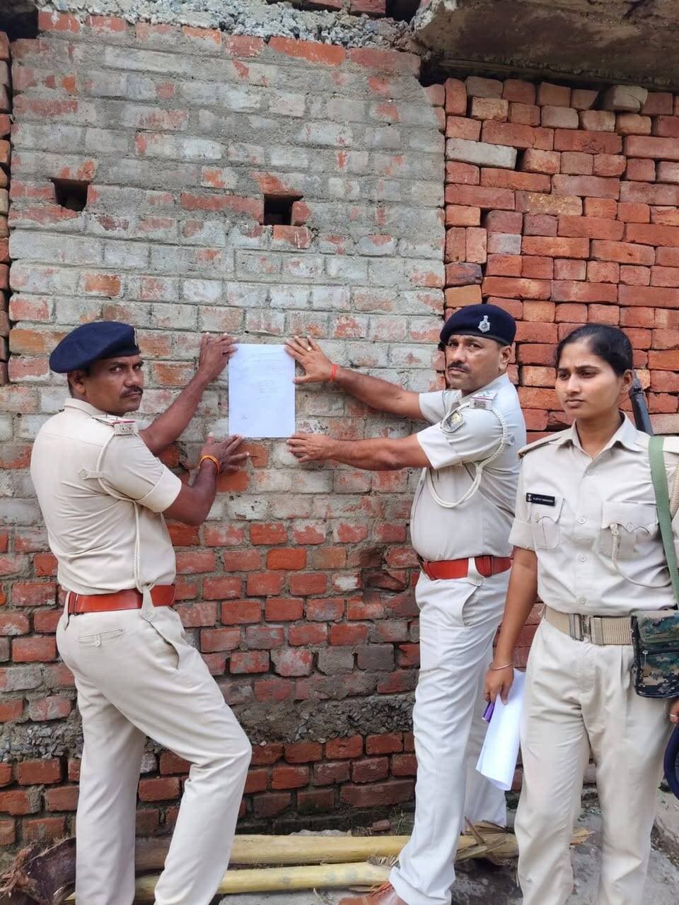 न्यायालय के आदेश पर दो वारंटियों के विरुद्ध इश्तिहार का तामिला
जहानाबाद : माननीय न्यायालय से प्राप्त आदेश के आलोक में टेहटा थाना क्षेत्र के टिकरौर गांव निवासी उपेंद्र कुमार और जितेंद्र यादव के विरुद्ध निर्गत इश्तिहार का विधिवत तामिला कराया गया। दोनों उपेंद्र कुमार और जितेंद्र यादव, स्व. जमींदर यादव के पुत्र हैं। पुलिस द्वारा न्यायालय के आदेश के अनुपालन में यह कार्रवाई की गई।