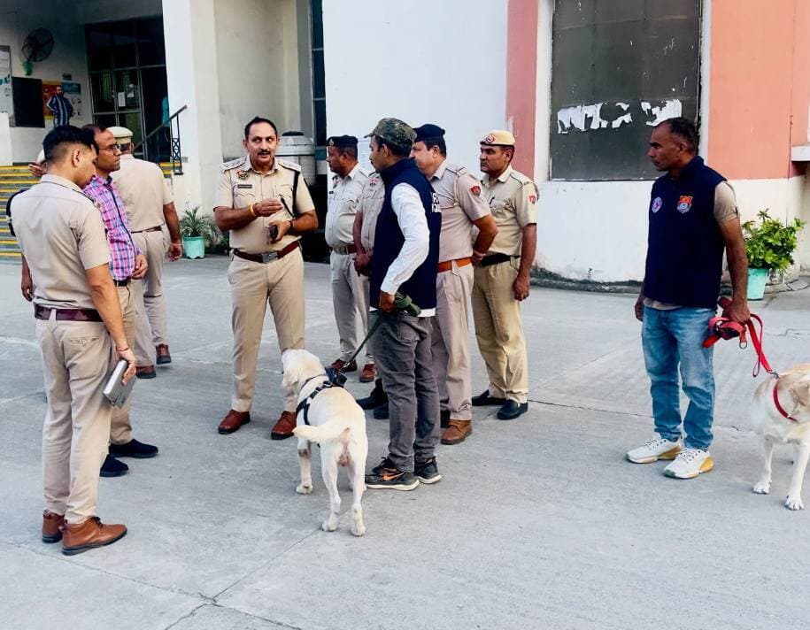 जिला पुलिस ने नारकोटिक्स डॉग स्कवॉड टीम के साथ चलाया सर्च अभियान, संदिग्ध व नशीली वस्तुओं की तलाश में की जांच
डीएसपी मुख्यालय विकास कुमार की मौजूदगी में जिला सचिवालय के साथ लगती खाली जगह व चैम्बर की पार्किंग के साथ लगते बाहरी क्षेत्रों में चलाया अभियान
जिला पुलिस नशे के खिलाफ विशेष अभियान चलाए अभियान चलाए हुए है। इसी कड़ी में शुक्रवार को संदिग्ध वस्तुओं एवं नशीले पदार्थों की तलाश के लिए जिला सचिवालय और कोर्ट परिसर की पार्किंग सहित पीछे के बाहरी क्षेत्रों में नारकोटिक्स डॉग स्कवॉड टीम के साथ सर्च अभियान चलाया गया।
यह अभियान डीएसपी मुख्यालय श्री विकास कुमार की मौजूदगी में चलाया गया। इस दौरान इंस्पेक्टर दीपक सहित पुलिस के अन्य अधिकारी भी मौजूद रहे।
जिला पुलिस द्वारा सार्वजनिक स्थलों पर सुरक्षा व्यवस्था बनाए रखने और नशीले पदार्थों की रोकथाम के उद्देश्य से इस प्रकार की जांच की जाती है।
डीएसपी मुख्यालय विकास कुमार ने बताया कि पानीपत पुलिस द्वारा नशे के खिलाफ विशेष अभियान चलाया हुआ है। नशा तस्करी के अवैध कारोबार में सलिप्त आरोपियों को काबू कर जेल की सलाखों के पीछे भेजने का काम किया जा रहा है इसी के साथ युवाओं को नशे से दूर रखने व आमजन को जागरूक करने के लिए स्कूलों व सार्वजनिक स्थानों पर आमजन को जागरूक किया जा रहा है।
डीएसपी मुख्यालय विकास कुमार ने आमजन से अपील करते हुए कहा कि यदि किसी व्यक्ति को कोई लावारिस या संदिग्ध वस्तु दिखाई देती है, तो उसे स्वयं छूने का प्रयास न करें और न ही किसी अन्य व्यक्ति को उसे छूने दें। ऐसी किसी भी वस्तु के संबंध में तुरंत पुलिस को सूचना दें। इसके अतिरिक्त, यदि किसी स्थान पर नशीले पदार्थ या कोई संदिग्ध गतिविधि दिखाई देती है, तो इसकी जानकारी भी तुरंत पुलिस को दें।
जिला पुलिस आमजन की सुरक्षा के लिए प्रतिबद्ध है और 24 घंटे सुरक्षा एवं सहयोग के लिए तत्पर है। आमजन से अपील है कि सतर्क रहें और किसी भी संदिग्ध वस्तु या नशीले पदार्थ की सूचना तुरंत पुलिस को दें।