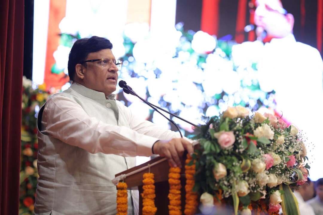 बच्चों की प्रतिभा, कौशल और नवाचार से साकार होगा 2047 का विकसित भारत: मंत्री विपुल गोयल
राष्ट्रीय शिक्षा नीति से ज्ञान के साथ कौशल विकास पर जोर, बच्चों को भविष्य की चुनौतियों के लिए तैयार करना लक्ष्य: शिक्षा मंत्री महीपाल ढांडा
3200 बच्चों ने मानव रंगोली बनाकर दिया विकसित भारत का संदेश, डिजिटल प्रदर्शनी में दिखी सपनों के भारत की झलक
सेवा संकल्प अभियान के तहत आर्य कॉलेज में राज्य स्तरीय आयोजन, विद्यार्थियों की कलाकृतियों और डिजिटल प्रदर्शनी ने मोहा मन
पानीपत, 9 अक्टूबर। हरियाणा के शहरी स्थानीय निकाय, नागरिक उड्डयन एवं राजस्व मंत्री विपुल गोयल ने कहा कि देश के बच्चे ही वास्तविक हीरो हैं और उनकी प्रतिभा, मेहनत, नवाचार तथा संकल्प के बल पर वर्ष 2047 तक विकसित भारत का सपना साकार होगा। बच्चों को गुणवत्तापूर्ण शिक्षा, कौशल विकास और अपनी प्रतिभा को प्रदर्शित करने के अवसर उपलब्ध करवाना समय की आवश्यकता है। उन्होंने कहा कि राष्ट्रीय शिक्षा नीति-2020 विद्यार्थियों के सर्वांगीण विकास की दिशा में महत्वपूर्ण भूमिका निभा रही है। बच्चों को केवल किताबी ज्ञान तक सीमित रखने के बजाय उनमें रचनात्मक सोच, तकनीकी समझ और व्यावहारिक कौशल विकसित करना जरूरी है।
विपुल गोयल शुक्रवार को स्थानीय आर्य महाविद्यालय के सभागार में सेवा संकल्प अभियान के तहत शिक्षा विभाग द्वारा आयोजित राज्य स्तरीय कार्यक्रम को संबोधित कर रहे थे। कार्यक्रम में बच्चों द्वारा तैयार की गई मानव रंगोली, चित्रकला और डिजिटल प्रदर्शनी का विशेष आकर्षण रहा। इस अवसर पर 3200 बच्चों ने मानव रंगोली तैयार कर विकसित भारत की संकल्पना को प्रदर्शित किया। मंत्री ने विद्यार्थियों की रचनात्मकता और सामूहिक प्रयासों की सराहना करते हुए कहा कि बच्चों ने अपनी कलाकृतियों के माध्यम से भविष्य के भारत की जिस तस्वीर को प्रस्तुत किया है, वह उनकी कल्पनाशीलता, जागरूकता और देश के प्रति उनके सकारात्मक दृष्टिकोण को दर्शाती है।
उन्होंने कहा कि प्रदर्शनी में तकनीक से जुड़ी छोटी-छोटी आकृतियों और विभिन्न रचनात्मक माध्यमों के जरिए विकसित भारत की अवधारणा को प्रभावशाली ढंग से प्रस्तुत किया गया। विद्यार्थियों ने अपने सपनों के भारत को जिस मेहनत और लगन के साथ चित्रों तथा डिजिटल माध्यम से दर्शाया है, वह सराहनीय है। इस प्रकार के आयोजन बच्चों को अपनी प्रतिभा पहचानने, नए विचारों को सामने लाने और देश के भविष्य के प्रति अपनी जिम्मेदारी समझने का अवसर प्रदान करते हैं।
मंत्री विपुल गोयल ने कहा कि भारत वर्ष 2047 तक विकसित राष्ट्र बनने के लक्ष्य के साथ आगे बढ़ रहा है। इस लक्ष्य को हासिल करने में युवाओं और विद्यार्थियों की भूमिका सबसे महत्वपूर्ण होगी। बच्चों को आज से ही नवाचार, अनुशासन, कौशल और राष्ट्रसेवा के मूल्यों से जोडऩा होगा, ताकि वे भविष्य में देश के विकास में प्रभावी योगदान दे सकें। उन्होंने पानीपत की ऐतिहासिक एवं सामाजिक महत्ता का उल्लेख करते हुए कहा कि यह वीर जवानों, मेहनतकश किसानों और प्रतिभाशाली खिलाडिय़ों की धरती है। हरियाणा देश की आबादी का लगभग दो प्रतिशत हिस्सा होने के बावजूद खेल, कृषि, सैन्य सेवा और अन्य क्षेत्रों में अपनी विशिष्ट पहचान रखता है। उन्होंने कहा कि पानीपत से प्रधानमंत्री नरेंद्र मोदी ने बेटी बचाओ-बेटी पढ़ाओ अभियान की शुरुआत की थी। इस अभियान ने बेटियों के सम्मान, शिक्षा और उनके उज्ज्वल भविष्य को लेकर समाज में जागरूकता बढ़ाने में महत्वपूर्ण भूमिका निभाई है। उन्होंने कार्यक्रम के सफल आयोजन के लिए शिक्षा विभाग, आयोजकों, शिक्षकों और विद्यार्थियों का आभार व्यक्त किया।
हरियाणा के शिक्षा मंत्री महीपाल ढांडा ने कहा कि सेवा संकल्प अभियान समाज के प्रत्येक घर तक सकारात्मक संदेश पहुंचाने का माध्यम बन रहा है। यह अभियान सेवा, समर्पण और राष्ट्र निर्माण की भावना को मजबूत करता है। उन्होंने कहा कि विकसित भारत के निर्माण में बच्चों की भूमिका अत्यंत महत्वपूर्ण है। आज के विद्यार्थी ही भविष्य में देश की जिम्मेदारियां संभालेंगे, इसलिए उन्हें गुणवत्तापूर्ण शिक्षा के साथ व्यावहारिक ज्ञान, तकनीकी दक्षता और आत्मविश्वास से परिपूर्ण बनाना जरूरी है। उन्होंने कहा कि राष्ट्रीय शिक्षा नीति-2020 को प्रभावी ढंग से लागू करने के लिए शिक्षा के क्षेत्र में ऐसा वातावरण तैयार किया जा रहा है, जिसमें विद्यार्थियों की रुचि, क्षमता और प्रतिभा के अनुरूप उनके विकास पर ध्यान दिया जा सके। शिक्षा का उद्देश्य केवल परीक्षा में अच्छे अंक प्राप्त करना नहीं, बल्कि बच्चों को जीवन की चुनौतियों का सामना करने, नए अवसर तलाशने और समाज व राष्ट्र के प्रति अपनी जिम्मेदारी निभाने के योग्य बनाना है।
शिक्षा मंत्री ने कहा कि रोजगार प्राप्त करने के साथ-साथ रोजगार देने की क्षमता विकसित करना भी समय की जरूरत है। इसके लिए विद्यार्थियों को कौशल आधारित प्रशिक्षण, तकनीकी शिक्षा और नवाचार से जोडऩे के प्रयास किए जा रहे हैं। आईआईटी और चिकित्सा जैसे क्षेत्रों में आगे बढऩे के लिए विद्यार्थियों को बेहतर अवसर उपलब्ध करवाने पर जोर दिया जा रहा है। उन्होंने कहा कि 140 करोड़ भारतीयों का सपना विकसित भारत का निर्माण करना है और इस लक्ष्य को हासिल करने के लिए प्रत्येक नागरिक को अपनी क्षमता के अनुसार योगदान देना होगा। उन्होंने विद्यार्थियों को संबोधित करते हुए कहा कि ज्ञान के साथ कौशल, अनुशासन, आत्मविश्वास और राष्ट्रसेवा की भावना को जीवन का हिस्सा बनाना चाहिए। बच्चों को अपनी प्रतिभा पर भरोसा रखते हुए निरंतर मेहनत करनी चाहिए। शिक्षा के माध्यम से उनमें आंतरिक सोच में सकारात्मक बदलाव लाना और उनका सर्वांगीण विकास सुनिश्चित करना आवश्यक है। उन्होंने मिड-डे मील और दूध जैसी योजनाओं का उल्लेख करते हुए कहा कि बच्चों के पोषण, स्वास्थ्य और आत्मविश्वास का भी उनके शैक्षणिक विकास में महत्वपूर्ण योगदान है।
मंत्री ढांडा ने कहा कि सेवा संकल्प अभियान और इस प्रकार के राज्य स्तरीय आयोजन विद्यार्थियों को अपनी प्रतिभा दिखाने के साथ-साथ देश के भविष्य के बारे में सोचने का अवसर प्रदान करते हैं। उन्होंने बच्चों द्वारा प्रस्तुत मानव रंगोली, चित्रों और डिजिटल प्रदर्शनी की सराहना करते हुए कहा कि उनकी रचनात्मकता में विकसित भारत के प्रति उम्मीदों और संकल्प की झलक दिखाई देती है।
भाजपा प्रदेश अध्यक्ष अर्चना गुप्ता ने कहा कि राज्य स्तरीय प्रतियोगिता में बच्चों ने बेहतरीन प्रदर्शन किया है। सेवा संकल्प अभियान के तहत आयोजित इस कार्यक्रम में प्रधानमंत्री की 25 वर्षों की सार्वजनिक सेवा यात्रा को भी विभिन्न माध्यमों से प्रस्तुत किया गया। विद्यार्थियों ने चित्रकला के माध्यम से यह दर्शाने का प्रयास किया कि वर्ष 2047 में भारत कैसा होगा। उन्होंने कहा कि इस तरह की गतिविधियां बच्चों की रचनात्मकता को बढ़ावा देने के साथ उनमें राष्ट्र निर्माण की भावना को मजबूत करती हैं।
शिक्षा विभाग की निदेशक मनीता मलिक ने राज्य स्तरीय आयोजन के अंतर्गत आयोजित गतिविधियों की जानकारी देते हुए बताया कि विद्यार्थियों ने मेहनत, लगन और उत्साह के साथ अपनी प्रतिभा का प्रदर्शन किया। उन्होंने कहा कि इस प्रकार के आयोजन विद्यार्थियों को अपनी कल्पनाओं को साकार रूप देने और शिक्षा को रचनात्मक गतिविधियों से जोडऩे का अवसर प्रदान करते हैं। कार्यक्रम में पहुंचने पर उपायुक्त डॉ. हरीश कुमार वशिष्ठ ने सभी अतिथियों का स्वागत किया। इसके बाद दोनों मंत्रियों ने आर्य महाविद्यालय के सभागार में लगाई गई डिजिटल प्रदर्शनी का अवलोकन किया। प्रदर्शनी में विभिन्न जिलों के विद्यार्थियों ने ‘मेरे सपनों का भारत’ विषय पर अपनी कल्पनाओं, विचारों और रचनात्मकता को आकर्षक ढंग से प्रस्तुत किया। मंत्रियों ने विद्यार्थियों की कलाकृतियों और डिजिटल प्रस्तुतियों को देखा तथा उनके प्रयासों की सराहना की। एडीसी अंकित चौकसे ने जिला प्रशासन की ओर से आए हुए सभी अतिथियों का धन्यवाद किया। इस अवसर पर शिक्षा मंत्री महीपाल ढांडा ने विपुल गोयल का स्मृति चिन्ह देकर स्वागत किया, जबकि मनीता मलिक ने शिक्षा मंत्री को स्मृति चिह्न भेंट किया। कार्यक्रम में अतिरिक्त उपायुक्त अंकित चौकसे, जिला अध्यक्ष दुष्यंत भट्ट, मेयर कोमल सैनी, जिला अध्यक्ष दुष्यंत भट्ट, जिला परिषद की अध्यक्ष ज्योति शर्मा, सांसद प्रतिनिधि गजेंद्र सलूजा सहित विभिन्न विभागों के अधिकारी, शिक्षक और विद्यार्थी मौजूद रहे।