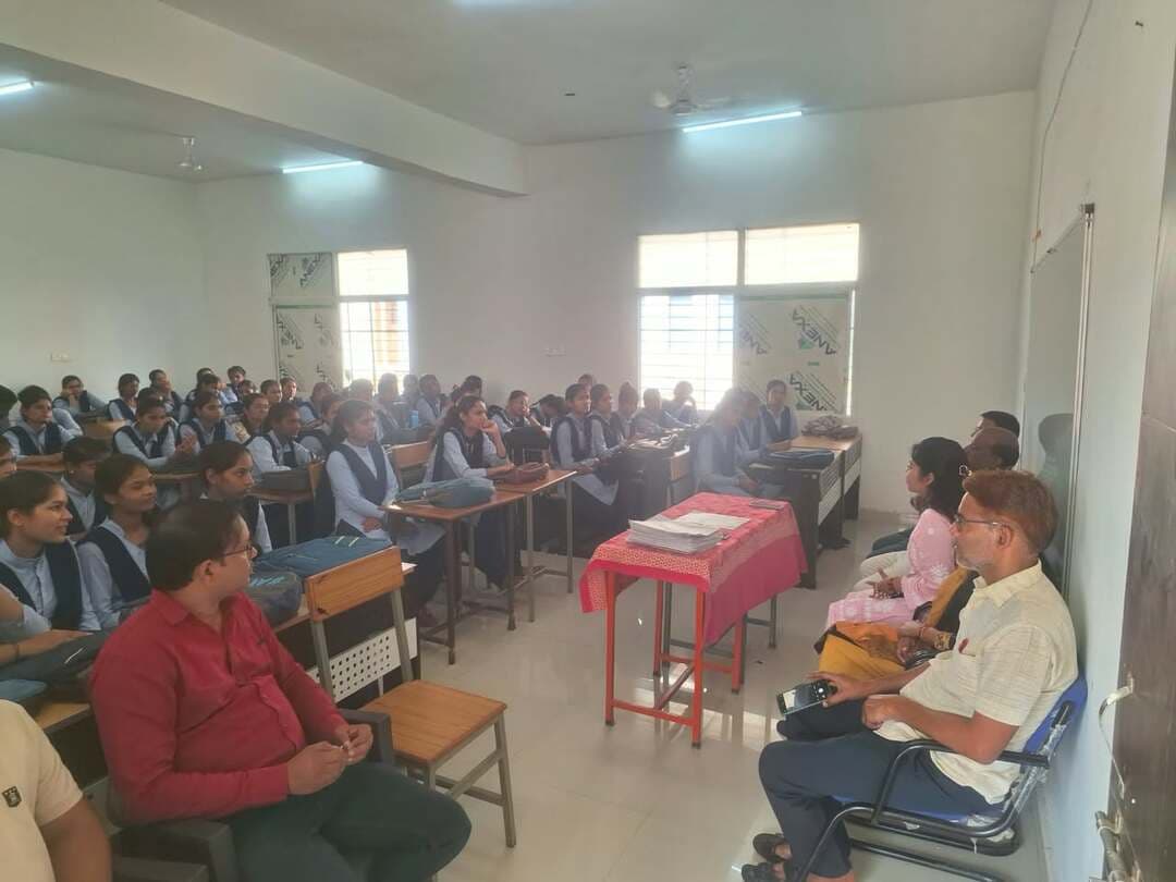 महाविद्यालयों में विशेष शिविर लगाकर नवीन मतदाताओं को किया जागरूक
===
कलेक्टर एवं जिला निर्वाचन अधिकारी प्रताप नारायण यादव के मार्गदर्शन में जिले के समस्त विधानसभा क्षेत्रों में 7, 8 एवं 9 अक्टूबर 2026 को विशेष शिविरों का आयोजन गया। इन शिविरों का उद्देश्य महाविद्यालयों में अध्ययनरत ऐसे छात्र-छात्राओं को जागरूक करना है, जिनके नाम अभी तक मतदाता सूची में शामिल नहीं हैं।
इसी क्रम में विधानसभा क्षेत्र 56 जबेरा एवं तेंदूखेड़ा के महाविद्यालयों में शिविर आयोजित कर छात्र-छात्राओं को मतदाता सूची में नाम जुड़वाने के लिए प्रेरित किया गया। वहीं विधानसभा क्षेत्र 57 हटा के शासकीय राघवेन्द्र सिंह हजारी महाविद्यालय में मास्टर ट्रेनर माधव पटेल ने विद्यार्थियों को निर्वाचक नामावली में नाम शामिल कराने की प्रक्रिया की जानकारी देकर जागरूक किया।
इसी प्रकार विधानसभा क्षेत्र 54 पथरिया के शासकीय महाविद्यालय माधवराव सप्रे में नायब तहसीलदार सुश्री दीपमाला सिंह ने नवीन मतदाताओं के नाम मतदाता सूची में जोड़ने के संबंध में छात्र-छात्राओं को प्रारूप-6 आवेदन पत्र की जानकारी दी तथा फार्म वितरित किए।
शिविर के दौरान महाविद्यालयों में ऐसे विद्यार्थियों की जानकारी एकत्रित की गई, जिनके नाम अभी तक निर्वाचक नामावली में दर्ज नहीं हैं। यह जानकारी संबंधित बूथ लेवल अधिकारियों (बीएलओ) को उपलब्ध कराई गई है, ताकि वे विद्यार्थियों से आवश्यक दस्तावेज प्राप्त कर मतदाता सूची में नाम जोड़ने की कार्यवाही पूर्ण कर सकें।
इस पहल के माध्यम से पात्र युवाओं को मतदाता सूची में अपना नाम दर्ज कराने के लिए प्रोत्साहित किया जा रहा है, जिससे वे लोकतांत्रिक प्रक्रिया में सक्रिय भागीदारी निभा सकें।