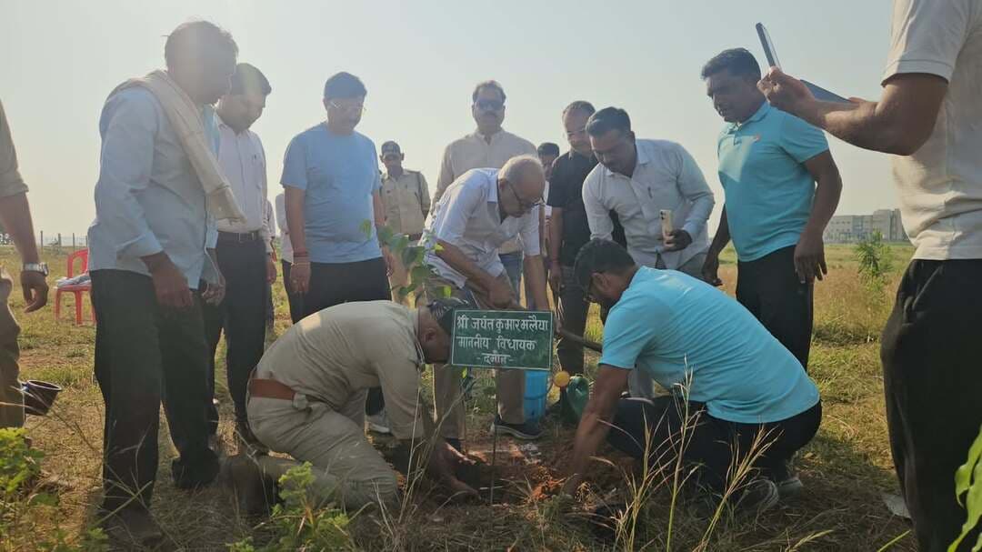 सेवा संकल्प अभियान के अंतर्गत वरपटी वन भूमि पर किया पौधारोपण
==
विधायक श्री मलैया ने सेवा मेरा योगदान के तहत किया पौधारोपण
==
सेवा संकल्प अभियान के अंतर्गत सेवा मेरा योगदान के तहत दमोह विधायक जयंत मलैया ने मेडिकल कॉलेज के पास स्थित वरपटी वन भूमि पर पौधारोपण कर पर्यावरण संरक्षण का संदेश दिया। इस अवसर पर विधायक जयंत मलैया ने कहा कि वर्तमान समय में पौधारोपण समय की आवश्यकता है। हम भावी पीढ़ी को कैसा भविष्य और पर्यावरण देकर जाएंगे, यह हम पर ही निर्भर करता है। इसलिए पौधारोपण के साथ-साथ लगाए गए पौधों का संरक्षण भी जरूरी है। हमें शुद्ध एवं संतुलित पर्यावरण के निर्माण के लिए निरंतर प्रयास करते रहना चाहिए।
#सेवा_संकल्प_अभियान