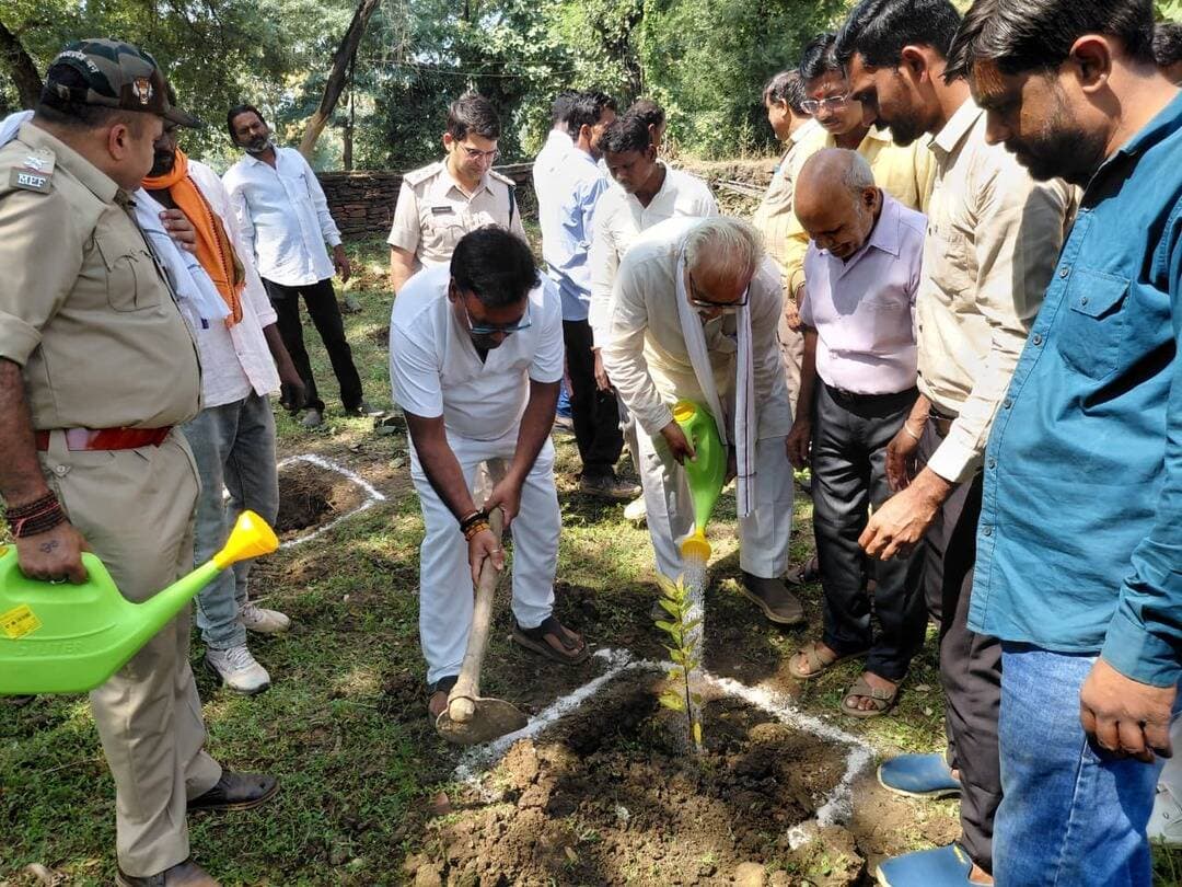 सेवा संकल्प अभियान के तहत टंडगंड ऋषि आश्रम में रोपे 100 पौधे
=
पर्यावरण संरक्षण एवं हरित क्षेत्र के संवर्धन के उद्देश्य से शुक्रवार, 9 अक्टूबर 2026 को सेवा संकल्प अभियान के अंतर्गत ‘एक पेड़ मां के नाम’ अभियान के तहत टंडगंड ऋषि आश्रम, जबेरा में वृक्षारोपण कार्यक्रम आयोजित किया गया। इस दौरान 100 पौधों का रोपण कर पर्यावरण संरक्षण एवं हरियाली बढ़ाने का संदेश दिया गया।
वृक्षारोपण कार्यक्रम का उद्देश्य क्षेत्र में हरियाली बढ़ाने के साथ लोगों को पर्यावरण संरक्षण के प्रति जागरूक करना और प्रकृति के महत्व का संदेश देना रहा। ‘एक पेड़ मां के नाम’ अभियान के माध्यम से लोगों को पौधारोपण के लिए प्रेरित किया गया।
कार्यक्रम के दौरान पौधों के संरक्षण एवं उनके उचित रखरखाव के महत्व पर भी जोर दिया गया। पौधे लगाना ही नहीं, बल्कि उन्हें सुरक्षित रखकर वृक्ष बनने तक उनकी देखभाल करना भी पर्यावरण संरक्षण की दिशा में महत्वपूर्ण कदम है। सेवा संकल्प अभियान के अंतर्गत आयोजित इस कार्यक्रम के माध्यम से पर्यावरण संरक्षण और हरित क्षेत्र के विस्तार का संदेश दिया गया।
#सेवा_संकल्प_अभियान