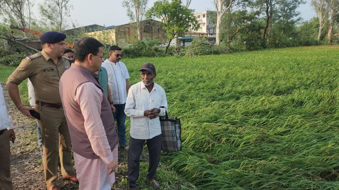 *किसान का बेटा पहुंचा किसानों के बीच।
दोपहर 12 बजे बाजपुर में हुई भीषण ओलावृष्टि, सूचना मिलते ही प्रभावित किसानों के बीच पहुंचे मुख्यमंत्री धामी*
*हल्द्वानी से देहरादून लौटते समय मिली भीषण ओलावृष्टि की सूचना, खराब मौसम के बावजूद मुख्यमंत्री ने हेलीकॉप्टर का रुख बाजपुर की ओर कराया*
*ओलावृष्टि के कुछ ही समय बाद प्रभावित क्षेत्रों का हवाई सर्वेक्षण, बाजपुर में उतरकर किया स्थलीय निरीक्षण*
*प्रभावित किसानों से मुलाकात कर सुनी समस्याएं, हरसंभव सहायता का दिया आश्वासन*
*अधिकारियों को फसलों के नुकसान का तत्काल आकलन कर समयबद्ध राहत कार्रवाई सुनिश्चित करने के निर्देश*
बाजपुर, 9 अक्टूबर सूचना ।
मुख्यमंत्री श्री पुष्कर सिंह धामी ने शुक्रवार को बाजपुर क्षेत्र में हुई भीषण ओलावृष्टि की सूचना मिलते ही प्रभावित क्षेत्रों का हवाई सर्वेक्षण एवं स्थलीय निरीक्षण कर फसलों को हुए नुकसान का जायजा लिया। इस दौरान मुख्यमंत्री ने प्रभावित किसानों से मुलाकात कर उनकी समस्याएं सुनीं और हरसंभव सहायता का आश्वासन दिया।
शुक्रवार को दोपहर लगभग 12 बजे बाजपुर क्षेत्र में अचानक भीषण ओलावृष्टि हुई, जिससे किसानों की फसलों को नुकसान पहुंचा। इसी दौरान मुख्यमंत्री श्री धामी हल्द्वानी से देहरादून लौट रहे थे। जैसे ही उन्हें ओलावृष्टि और फसलों को हुए नुकसान की जानकारी मिली, उन्होंने खराब मौसम के बावजूद पायलट को हेलीकॉप्टर बाजपुर की ओर ले जाने के निर्देश दिए।
मुख्यमंत्री ने पहले हेलीकॉप्टर से ओलावृष्टि प्रभावित क्षेत्रों का हवाई सर्वेक्षण कर स्थिति का जायजा लिया। इसके बाद बाजपुर में उतरकर प्रभावित खेतों का स्थलीय निरीक्षण किया। मुख्यमंत्री ने किसानों से सीधे संवाद कर फसलों को हुए नुकसान, उनकी समस्याओं और कठिनाइयों की जानकारी प्राप्त की तथा उन्हें हरसंभव सहायता का भरोसा दिलाया।
मुख्यमंत्री ने मौके पर मौजूद अधिकारियों को निर्देश दिए कि ओलावृष्टि से प्रभावित फसलों का विस्तृत सर्वेक्षण एवं नुकसान का आकलन प्राथमिकता के आधार पर शीघ्र पूरा किया जाए। उन्होंने स्पष्ट किया कि प्रभावित किसानों को नियमानुसार राहत उपलब्ध कराने के लिए आवश्यक कार्रवाई समयबद्ध ढंग से सुनिश्चित की जाए।
मुख्यमंत्री श्री धामी ने कहा कि प्राकृतिक आपदा की इस घड़ी में राज्य सरकार पूरी संवेदनशीलता के साथ किसानों के साथ खड़ी है। किसानों के हितों की रक्षा और उन्हें हरसंभव सहायता उपलब्ध कराना सरकार की प्राथमिकता है।
उन्होंने अधिकारियों को निर्देशित किया कि प्रभावित किसानों की समस्याओं के समाधान में किसी प्रकार की अनावश्यक देरी न हो और नुकसान के आकलन से लेकर राहत संबंधी कार्रवाई तक पूरी तत्परता एवं संवेदनशीलता के साथ कार्य किया जाए।
जिला सूचना अधिकारी उद्यम सिंह नगर।