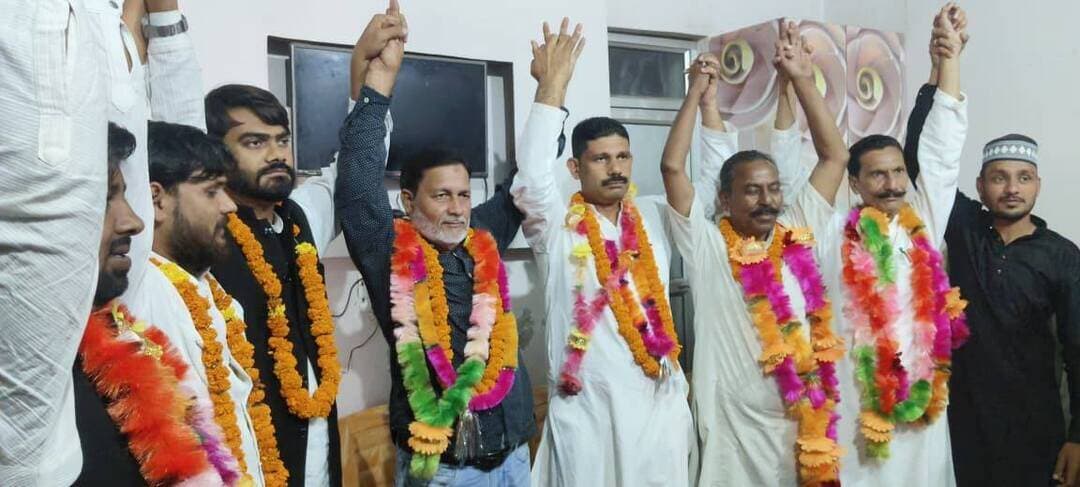 सिरौली कलां के नवनिर्वाचित जनप्रतिनिधियों का जोरदार स्वागत, विकास के लिए हर संभव प्रयास का संकल्प
सिरौली कलां / कांग्रेस जिला उपाध्यक्ष के आवास पर हुआ भव्य अभिनंदन समारोह
सिरौली कलां:
नगर पालिका परिषद सिरौली कलां के नवनिर्वाचित जनप्रतिनिधियों का कांग्रेस जिला उपाध्यक्ष श्री एन.यू. खान के निज निवास पर जोरदार स्वागत किया गया। इस दौरान मतदाताओं का आभार व्यक्त करने के साथ ही क्षेत्र के विकास को लेकर एक नई रूपरेखा पर चर्चा की गई।
इस मौके पर पत्रकारों से बातचीत करते हुए वरिष्ठ कांग्रेसी नेता श्री एन.यू. खान ने कहा कि जनता ने काफी सोच-समझकर अपने योग्य जनप्रतिनिधियों का चयन किया है। उन्होंने आश्वस्त किया कि वोट देने या न देने वाले सभी नागरिकों के साथ नवनिर्वाचित अध्यक्ष और सभासद एक समान व्यवहार करेंगे। उन्होंने दो टूक कहा कि विकास कार्यों में किसी भी व्यक्ति के साथ कोई भेदभाव नहीं किया जाएगा और सभी को साथ लेकर आगे बढ़ा जाएगा।
'देहरादून तक दौड़ लगानी पड़ी तो पीछे नहीं हटेंगे'
श्री खान ने विश्वास दिलाया कि सिरौली कलां के चहुंमुखी विकास के लिए स्थानीय स्तर से लेकर देहरादून तक जहां भी जाना पड़े, वे पूरी ताकत लगाएंगे। उन्होंने कहा कि सिरौली के विकास में कोई कसर नहीं छोड़ी जाएगी और यहां की जनता को बिल्कुल निराश नहीं होने दिया जाएगा।
जनप्रतिनिधियों का हुआ माल्यार्पण और मुंह मीठा
समारोह के दौरान श्री एन.यू. खान ने सभी मतदाताओं का धन्यवाद ज्ञापित किया। नवनिर्वाचित अध्यक्ष और सभासदों का माल्यार्पण कर, मिष्ठान खिलाकर स्वागत किया गया और सभी को ढेरों मुबारकबाद दी गई।
इस अवसर पर अध्यक्ष पति व पूर्व प्रधान श्री सईदुल रहमान, आरिफ कुरैशी, वार्ड-1 के सभासद अफसर कुरैशी, वार्ड-2 के सभासद फरियाद शाह, वार्ड-3 के सैयद सैमिया, चंदा भाई, मुन्ना खान, जाकिर खान, भूरा भाई, अमीर अहमद नेताजी, आमिर खान, अजीमुद्दीन, नगर कांग्रेस कमेटी के कार्यकारी अध्यक्ष तस्लीम राजा, शोएब अंसारी और शुभराती भाई सहित क्षेत्र के गणमान्य लोग और बड़ी संख्या में जनता मौजूद रही।