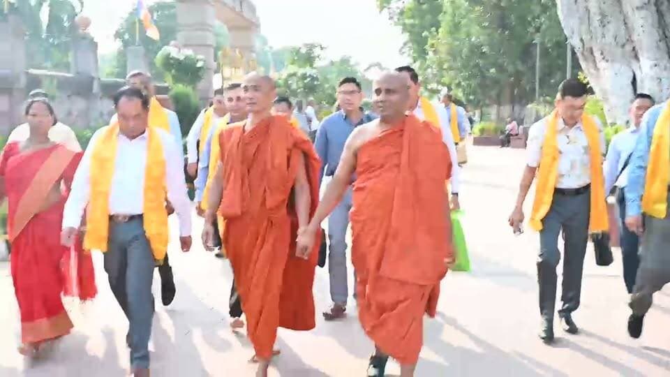 बोधगया पहुंचे म्यांमार आर्मी के प्रतिनिधिमंडल का बीटीएमसी ने किया स्वागत,
महाबोधि मंदिर के गर्भगृह में की विशेष पूजा-अर्चना