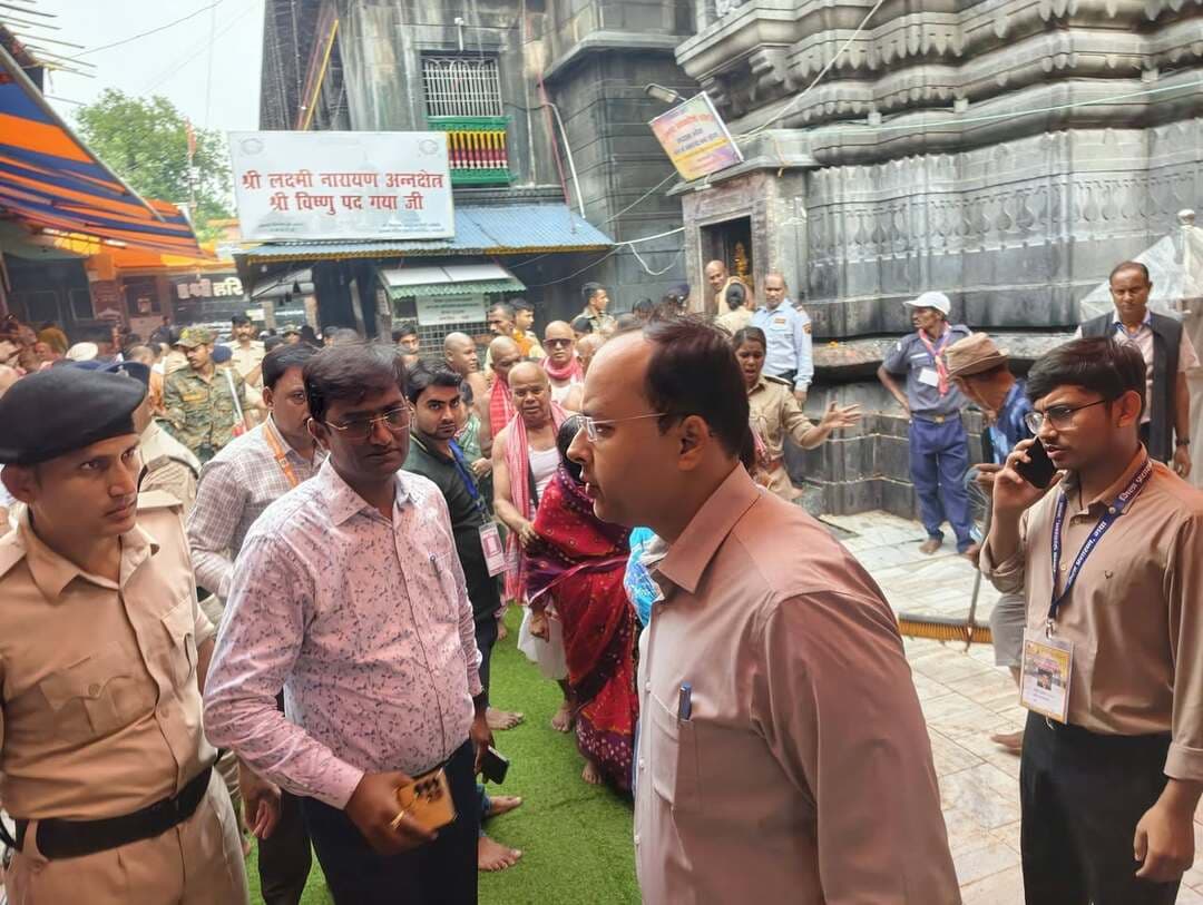 *पितृपक्ष मेला 2026 के 14वें दिन भी बड़ी संख्या में गयाजी पहुंच रहे तीर्थयात्री, जिला पदाधिकारी ने विष्णुपद क्षेत्र में दो घंटे तक स्वयं संभाली कतार व्यवस्था*
*जिला पदाधिकारी एवं वरीय पुलिस अधीक्षक ने गया रेलवे स्टेशन पहुंचकर भीड़ प्रबंधन, यात्रियों की सुरक्षा एवं बुनियादी सुविधाओं का लिया जायजा; अगले 48 घंटे तक पूरी मुस्तैदी से कार्य करने का निर्देश*
गया, 09 अक्टूबर 2026, पितृपक्ष मेला 2026 अब समापन की ओर अग्रसर है, लेकिन अपने पूर्वजों के प्रति श्रद्धा एवं धार्मिक आस्था के साथ बड़ी संख्या में तीर्थयात्रियों का गयाजी आगमन लगातार जारी है। देश के विभिन्न राज्यों से पहुंच रहे श्रद्धालु गया जी के विभिन्न वेदियों एवं घाटों पर अपने पितरों का तर्पण एवं पिंडदान कर रहे हैं। तीर्थयात्रियों की बढ़ती संख्या को देखते हुए जिला प्रशासन द्वारा मेला क्षेत्र में भीड़ प्रबंधन, सुगम आवागमन, सुरक्षा, स्वच्छता एवं अन्य आवश्यक सुविधाओं की सतत निगरानी की जा रही है।
इसी क्रम में पितृपक्ष मेला के 14वें दिन जिला पदाधिकारी, गया श्री शशांक शुभंकर ने विष्णुपद मंदिर क्षेत्र पहुंचकर श्रद्धालुओं की लंबी कतार का जायजा लिया। उन्होंने मौके पर उपस्थित पदाधिकारियों एवं कर्मियों के साथ समन्वय स्थापित करते हुए कतार को व्यवस्थित कराने में सक्रिय भूमिका निभाई, ताकि श्रद्धालुओं को सुगमतापूर्वक मंदिर में दर्शन करने तथा घाटों तक पहुंचकर पिंडदान एवं तर्पण करने में किसी प्रकार की असुविधा का सामना नहीं करना पड़े।
जिला पदाधिकारी ने स्वयं लगभग दो घंटे तक लगातार श्रद्धालुओं को कतारबद्ध कराने एवं भीड़ को व्यवस्थित रखने में योगदान दिया। उनके द्वारा मौके पर उपस्थित रहकर व्यवस्था की निगरानी किए जाने से श्रद्धालुओं के आवागमन को सुचारु बनाए रखने में सहायता मिली। उन्होंने यह सुनिश्चित करने पर विशेष जोर दिया कि कतार में लगे श्रद्धालुओं को अनावश्यक प्रतीक्षा एवं अव्यवस्था का सामना नहीं करना पड़े तथा मंदिर परिसर एवं घाटों पर भीड़ का दबाव नियंत्रित रहे।
इसके उपरांत जिला पदाधिकारी विष्णुपद मंदिर के गर्भगृह में पहुंचे, जहां उन्होंने तीर्थयात्रियों से सीधे संवाद कर मेला के दौरान उपलब्ध कराई जा रही व्यवस्थाओं एवं सुविधाओं के संबंध में फीडबैक प्राप्त किया। इस दौरान श्रद्धालुओं ने जिला प्रशासन द्वारा की गई व्यवस्थाओं की सराहना की तथा राज्य सरकार की ओर से उपलब्ध कराई गई सुविधाओं के प्रति संतोष व्यक्त किया। श्रद्धालुओं ने बेहतर भीड़ प्रबंधन, प्रशासनिक सक्रियता एवं सहयोगात्मक व्यवहार को लेकर अपनी प्रसन्नता जाहिर की।
*विभिन्न घाटों एवं मेला स्थलों का पैदल निरीक्षण*
विष्णुपद मंदिर क्षेत्र के निरीक्षण के बाद जिला पदाधिकारी ने देवघाट, गजाधर घाट, गया जी डैम, श्मशान घाट सहित अन्य महत्वपूर्ण स्थलों का पैदल भ्रमण कर वहां उपलब्ध व्यवस्थाओं का जायजा लिया। उन्होंने श्रद्धालुओं के आवागमन, भीड़ की स्थिति, साफ-सफाई एवं अन्य आवश्यक सुविधाओं का निरीक्षण करते हुए संबंधित पदाधिकारियों को व्यवस्थाएं निरंतर दुरुस्त रखने का निर्देश दिया।
निरीक्षण के दौरान जिला पदाधिकारी ने विभिन्न स्थलों पर प्रतिनियुक्त पदाधिकारियों एवं कर्मियों की उपस्थिति की औचक जांच भी की। उन्होंने स्पष्ट किया कि मेला के अंतिम चरण में भी किसी प्रकार की शिथिलता नहीं बरती जानी चाहिए। प्रत्येक प्रतिनियुक्त पदाधिकारी एवं कर्मी अपने निर्धारित स्थल पर उपस्थित रहकर पूरी जिम्मेदारी एवं तत्परता के साथ अपने कर्तव्यों का निर्वहन करें, ताकि श्रद्धालुओं को किसी भी स्तर पर परेशानी न हो।
*गया रेलवे स्टेशन पर भीड़ प्रबंधन एवं सुरक्षा व्यवस्था का निरीक्षण*
पिंडदान के उपरांत बड़ी संख्या में तीर्थयात्रियों के रेल मार्ग से अपने गंतव्य की ओर लौटने को ध्यान में रखते हुए जिला पदाधिकारी श्री शशांक शुभंकर एवं वरीय पुलिस अधीक्षक, गया श्री सुशील कुमार ने गया रेलवे स्टेशन के बाहरी परिसर एवं प्लेटफॉर्मों का निरीक्षण किया। दोनों अधिकारियों ने स्टेशन पर यात्रियों की भीड़, आवागमन की स्थिति, सुरक्षा व्यवस्था तथा उपलब्ध बुनियादी सुविधाओं का जायजा लिया।
निरीक्षण के दौरान जिला पदाधिकारी ने रेलवे के अधिकारियों एवं रेलवे पुलिस के पदाधिकारियों को निर्देश दिया कि ट्रेनों के परिचालन एवं उनके आगमन-प्रस्थान से संबंधित घोषणाएं लगातार एवं स्पष्ट रूप से कराई जाएं। इससे यात्रियों को अपनी ट्रेन की जानकारी समय पर मिल सकेगी और प्लेटफॉर्म पर अनावश्यक भीड़ जमा होने की स्थिति से बचा जा सकेगा।
उन्होंने प्लेटफॉर्मों पर सुरक्षा व्यवस्था को लेकर विशेष सतर्कता बरतने का निर्देश देते हुए कहा कि रेलवे एवं रेलवे पुलिस के पदाधिकारी पूरी मुस्तैदी से अपनी ड्यूटी निभाएं। यात्रियों की सुरक्षा सर्वोच्च प्राथमिकता होनी चाहिए। स्टेशन परिसर में भीड़ का उचित प्रबंधन किया जाए तथा यह सुनिश्चित किया जाए कि तीर्थयात्रियों को स्टेशन में प्रवेश करने, प्लेटफॉर्म तक पहुंचने, ट्रेन पकड़ने एवं अपने गंतव्य की ओर प्रस्थान करने में किसी प्रकार की कठिनाई न हो।
जिला पदाधिकारी ने स्टेशन के बाहरी परिसर एवं प्लेटफॉर्मों पर पेयजल तथा शौचालय की व्यवस्था को पूरी तरह दुरुस्त रखने का भी निर्देश दिया। उन्होंने कहा कि यात्रियों की बढ़ती संख्या को देखते हुए सभी आवश्यक सुविधाओं की नियमित निगरानी की जाए तथा जहां कहीं भी कमी दिखाई दे, उसे तत्काल दूर किया जाए। किसी भी प्लेटफॉर्म पर अनावश्यक रूप से भीड़ एकत्रित न होने पाए, इसके लिए संबंधित पदाधिकारी आपसी समन्वय के साथ लगातार कार्य करें।
उन्होंने रेलवे एवं रेलवे पुलिस के पदाधिकारियों तथा कर्मियों से अपील की कि तीर्थयात्रियों के प्रति सेवाभाव एवं संवेदनशीलता के साथ व्यवहार करें। जरूरत पड़ने पर यात्रियों को सही प्लेटफॉर्म, ट्रेन एवं आवागमन संबंधी जानकारी उपलब्ध कराएं तथा बुजुर्गों, महिलाओं एवं अन्य जरूरतमंद यात्रियों को आवश्यक सहयोग प्रदान करें।
*अगले 48 घंटे तक विशेष सतर्कता बरतने का निर्देश*
जिला पदाधिकारी ने कहा कि पितृपक्ष मेला के दौरान देश के विभिन्न हिस्सों से बड़ी संख्या में श्रद्धालु गयाजी पहुंचते हैं। पिंडदान एवं तर्पण की धार्मिक प्रक्रिया पूरी करने के बाद इनमें से अधिकांश तीर्थयात्री रेल मार्ग से अपने घर लौटते हैं। ऐसे में गया रेलवे स्टेशन पर यात्रियों की आवाजाही एवं भीड़ का दबाव बढ़ना स्वाभाविक है। प्रशासन एवं रेलवे की जिम्मेदारी है कि प्रत्येक तीर्थयात्री की यात्रा सुरक्षित, सुगम एवं सुविधाजनक हो।
उन्होंने संबंधित पदाधिकारियों को निर्देश दिया कि अगले 48 घंटे तक विशेष सतर्कता एवं पूरी मुस्तैदी के साथ कार्य करें। यात्रियों की भीड़ को व्यवस्थित रखने, ट्रेनों से संबंधित सूचनाओं का नियमित प्रसारण करने, सुरक्षा व्यवस्था मजबूत बनाए रखने तथा पेयजल एवं शौचालय जैसी मूलभूत सुविधाओं की उपलब्धता सुनिश्चित करने में किसी प्रकार की लापरवाही नहीं होनी चाहिए।
जिला पदाधिकारी ने कहा कि प्रशासन का उद्देश्य केवल तीर्थयात्रियों को उनके धार्मिक अनुष्ठान संपन्न कराने में सुविधा प्रदान करना ही नहीं, बल्कि उन्हें सुरक्षित एवं सुखद अनुभव के साथ अपने घर लौटने में भी हरसंभव सहायता उपलब्ध कराना है। इसके लिए सभी संबंधित विभाग आपसी समन्वय के साथ कार्य करें तथा श्रद्धालुओं की सुविधा को सर्वोच्च प्राथमिकता दें।
जिला प्रशासन, गया द्वारा पितृपक्ष मेला के अंतिम चरण में भी मेला क्षेत्र से लेकर रेलवे स्टेशन तक व्यवस्थाओं की सतत निगरानी की जा रही है, ताकि गयाजी आने वाले प्रत्येक श्रद्धालु को सुगम दर्शन, सुरक्षित आवागमन एवं बेहतर सुविधाएं उपलब्ध हो सकें और वे अपने पितरों का तर्पण एवं पिंडदान संपन्न कर संतोष एवं सुखद अनुभूति के साथ अपने घर लौट सकें।