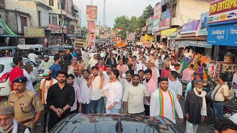 किच्छा में राजेश प्रताप सिंह की जीत का जश्न, ढोल-नगाड़ों की गूंज के बीच उमड़ा समर्थकों का सैलाब।
#किच्छा #राजेशप्रतापसिंह #ऐतिहासिकजीत #विजयजुलूस #FrontNewsNetwork
