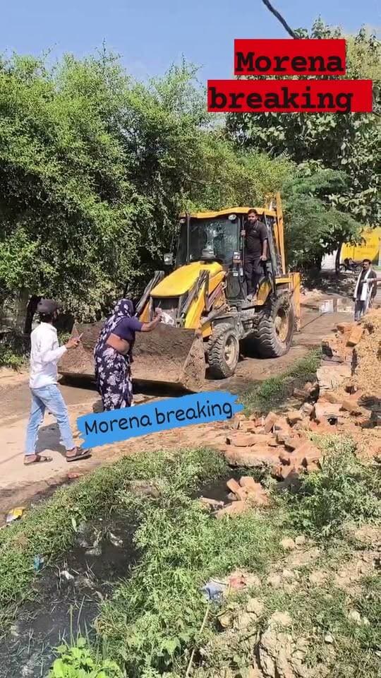 मुरैना में बाढ़ क्रमांक 30 में अतिक्रमण हटाने गई नगर निगम की टीम पर पथराव! अधिकारी और कर्मचारी हुए घायल स्टेशन थाने में दिया गया आवेदन 👇
🔴 जेसीबी को बनाया निशाना, कार्यपालन यंत्री समेत कई कर्मचारी घायल
मुरैना। शहर के स्टेशन रोड थाना क्षेत्र की माहौर कॉलोनी में अतिक्रमण हटाने की कार्रवाई के दौरान हंगामा हो गया। आरोप है कि अतिक्रमणकारियों ने नगर निगम की टीम पर पथराव कर दिया। इस दौरान जेसीबी मशीन को भी निशाना बनाया गया।
पथराव में नगर निगम के कार्यपालन यंत्री सहित कई कर्मचारियों को पत्थर लगने से चोटें आईं। घटना की सूचना मिलते ही स्टेशन रोड थाना प्रभारी सहित पुलिस बल मौके पर पहुंचा। घायलों को उपचार के लिए अस्पताल ले जाया गया।
वहीं, पुलिस घटनास्थल के वीडियो के आधार पर पथराव और मारपीट में शामिल लोगों की पहचान कर उनकी तलाश में जुटी है।
वीडियो हो रहा है सोशलमीडिया पर वायरल