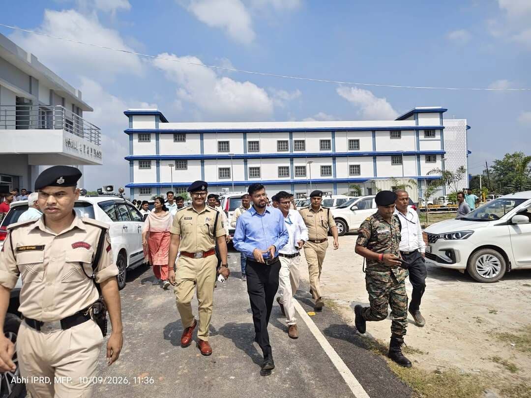 *जिलाधिकारी एवं वरीय पुलिस अधीक्षक ने मेगा लेदर फुटवियर एंड एसेसरीज पार्क, महवल का किया निरीक्षण*
==============================
*62 एकड़ में विकसित हो रहा आधुनिक औद्योगिक परिसर, उद्योगों के विस्तार और रोजगार सृजन को मिलेगी गति*
==========================
जिला पदाधिकारी, मुजफ्फरपुर श्री कुमार गौरव एवं वरीय पुलिस अधीक्षक, मुजफ्फरपुर श्री कांतेश कुमार मिश्र ने वरीय अधिकारियों के साथ मोतीपुर प्रखंड अंतर्गत बियाडा परिसर में सरकार द्वारा विकसित किए जा रहे मेगा लेदर फुटवियर एंड एसेसरीज पार्क, महवल का निरीक्षण किया। निरीक्षण के दौरान अधिकारियों ने पार्क में विकसित किए जा रहे आधारभूत संरचनाओं, उद्यमियों के लिए उपलब्ध सुविधाओं तथा औद्योगिक गतिविधियों के संचालन से संबंधित व्यवस्थाओं का जायजा लिया।
जिलाधिकारी श्री कुमार गौरव ने कहा कि सरकार द्वारा महवल में विकसित किए जा रहे मेगा लेदर फुटवियर एंड एसेसरीज पार्क जिले के औद्योगिक विकास की दिशा में एक महत्वपूर्ण पहल है। निर्माण कार्य अंतिम चरण में है। निरीक्षण का मुख्य उद्देश्य औद्योगिक परिसर में उपलब्ध सुविधाओं की स्थिति का आकलन करना तथा उद्योगों के सुचारू संचालन के लिए आवश्यक व्यवस्थाओं की समीक्षा करना था। इस पार्क के माध्यम से लेदर, फुटवियर एवं इससे संबंधित उद्योगों को बढ़ावा मिलेगा। औद्योगिक इकाइयों की स्थापना एवं संचालन से स्थानीय स्तर पर रोजगार के नए अवसर सृजित होने की संभावना है, जिससे युवाओं को रोजगार उपलब्ध कराने तथा स्थानीय अर्थव्यवस्था को मजबूती प्रदान करने में मदद मिलेगी। उन्होंने कहा कि इस प्रकार की औद्योगिक परियोजनाएं जिले में निवेश की संभावनाओं को बढ़ाने के साथ-साथ आर्थिक गतिविधियों के विस्तार में भी महत्वपूर्ण भूमिका निभाती हैं।
जिलाधिकारी ने कहा कि बियाडा, मोतीपुर में कुल 62 एकड़ भूमि पर मेगा लेदर फुटवियर एंड एसेसरीज पार्क का विकास किया जा रहा है। पार्क को दो कैंपस में विकसित किया गया है। उद्यमियों को बेहतर औद्योगिक वातावरण उपलब्ध कराने के उद्देश्य से यहां आंतरिक सड़क, नाला, स्ट्रीट लाइट, पार्किंग, वे-ब्रिज तथा पावर सब-स्टेशन जैसी आधारभूत सुविधाओं का निर्माण किया गया है।
पार्क के प्रथम कैंपस में प्रशासनिक भवन, मानव संसाधन विकास (HRD) भवन, सोशल इंफ्रास्ट्रक्चर भवन तथा तीन प्लग एंड प्ले शेड का निर्माण किया गया है। इन सुविधाओं के माध्यम से उद्यमियों को औद्योगिक इकाइयों की स्थापना एवं संचालन के लिए आवश्यक आधारभूत संरचना उपलब्ध कराई जा रही है।
पार्क में उद्यमियों की आवश्यकताओं को ध्यान में रखते हुए तीन प्लग एंड प्ले भवनों का निर्माण किया गया है। इन भवनों में विभिन्न ब्लॉक उपलब्ध कराए गए हैं, ताकि उद्यमी अपनी जरूरत के अनुसार औद्योगिक गतिविधियां संचालित कर सकें। प्रथम भवन में भूतल के चार ब्लॉक कॉमन फैसिलिटी सेंटर (CFC) के लिए आरक्षित हैं।
डीजीएम, बियाडा द्वारा प्रदत्त विवरण के अनुसार, प्लग एंड प्ले शेड के अंतर्गत तीन इकाइयों को स्थान आवंटित किया गया है। इनमें M/s B.M.M.J & Sons Pvt. Ltd. को चार ब्लॉक, लगभग 15,500 वर्गफीट क्षेत्रफल, M/s Patna Leather को भवन संख्या-2 के अंतर्गत 12 ब्लॉक, लगभग 46,500 वर्गफीट क्षेत्रफल तथा M/S Dev Handicraft को 3,875 वर्गफीट क्षेत्रफल आवंटित किया गया है। वर्तमान में 13 ब्लॉक आवंटन के लिए उपलब्ध हैं।
पार्क में प्लग एंड प्ले शेड के अतिरिक्त औद्योगिक इकाइयों की स्थापना के लिए भूमि भी आवंटित की गई है। इसके तहत M/s Solework Footwear Pvt. Ltd. को भू-खंड संख्या IP-30 में 15,000 वर्गफीट तथा M/s ABC Leather को भू-खंड संख्या IP-12 एवं IP-13 में कुल 87,120 वर्गफीट भूमि आवंटित की गई है।
वर्तमान में पार्क में 44 रिक्त भू-खंड उपलब्ध है जिसका कुल क्षेत्रफल 23.34 एकड़ है। ये भू-खंड नए निवेशकों एवं उद्यमियों को आवंटित किए जाने के लिए उपलब्ध हैं। इससे भविष्य में अतिरिक्त औद्योगिक इकाइयों की स्थापना और निवेश की संभावनाओं को बल मिल सकता है।
औद्योगिक विकास से जुड़ी इस महत्वपूर्ण परियोजना का निरीक्षण क्षेत्र में उपलब्ध सुविधाओं और विकास की संभावनाओं का जायजा लेने के उद्देश्य से किया गया।
जिलाधिकारी ने कहा कि मेगा लेदर फुटवियर एंड एसेंसरीज पार्क, महवल में विकसित आधारभूत संरचनाएं, प्लग एंड प्ले सुविधाएं तथा आवंटन योग्य भूमि औद्योगिक निवेश के लिए महत्वपूर्ण आधार प्रदान करती हैं। परियोजना के माध्यम से स्थानीय स्तर पर रोजगार के अवसर बढ़ने, युवाओं को आर्थिक गतिविधियों से जोड़ने तथा मुजफ्फरपुर जिले में औद्योगिक विकास को गति मिलने की उम्मीद है।
*स्थानीय लोगों एवं विद्यार्थियों से किया संवाद*
क्षेत्र भ्रमण के दौरान जिला पदाधिकारी एवं वरीय पुलिस अधीक्षक ने स्थानीय लोगों से भी संवाद किया तथा पार्क के विकास और इससे होने वाले संभावित लाभों के संबंध में उनकी राय जानी। स्थानीय लोगों ने इस परियोजना को लेकर प्रसन्नता व्यक्त की और इससे क्षेत्र में रोजगार एवं विकास की संभावनाओं के प्रति सकारात्मक उम्मीद जताई।
अधिकारियों ने क्षेत्र भ्रमण के दौरान विद्यार्थियों से भी बातचीत की। इस दौरान उनके शैक्षणिक लक्ष्यों, भविष्य की योजनाओं तथा करियर से संबंधित विषयों पर चर्चा की गई। विद्यार्थियों को अपने लक्ष्य निर्धारित करने, शिक्षा के प्रति गंभीर रहने तथा भविष्य में उपलब्ध अवसरों का लाभ उठाने के लिए प्रेरित किया गया तथा उनके उज्जवल भविष्य की कामना की गई।
#CMSamrat
#samratchoudhary
CMO Bihar
Information & Public Relations Department, Government of Bihar
Industries Department, Bihar