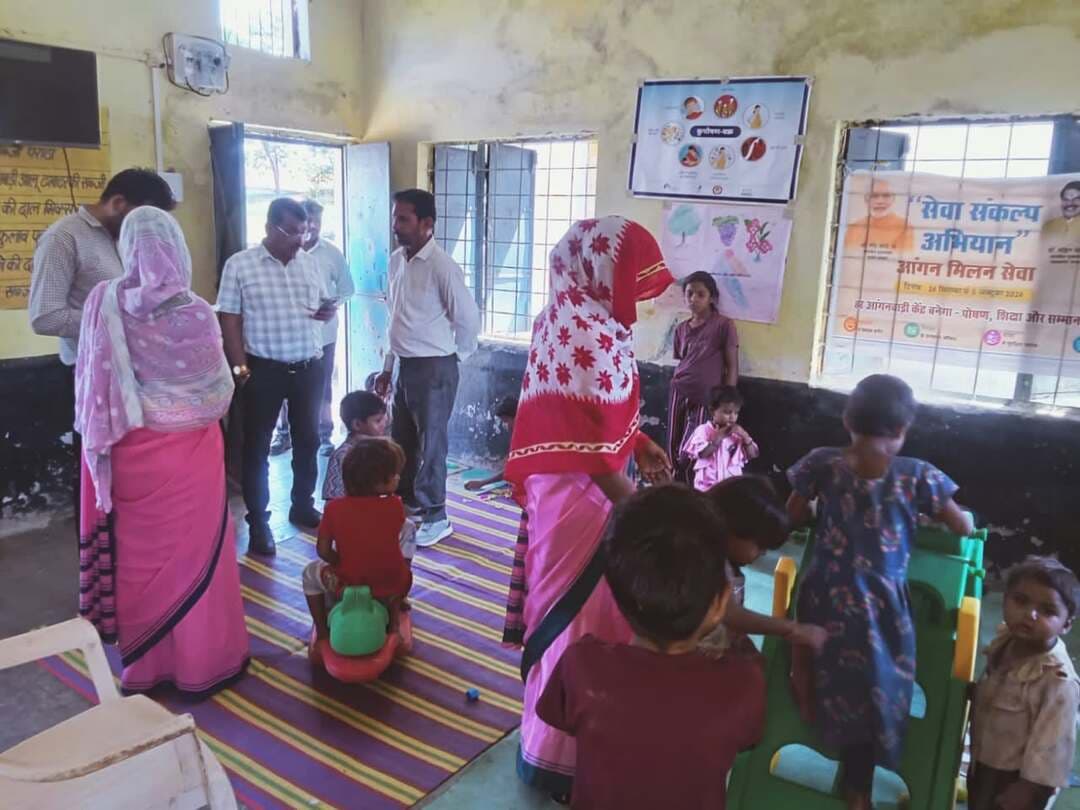 मुख्यमंत्री जन-विश्वास अभियान-2026 अंतर्गत झाबुआ में मैदानी निरीक्षण
डिप्टी कलेक्टर श्री सुनील डावर ने मेहंदी खेड़ा में आंगनवाड़ी केंद्र एवं शासकीय उचित मूल्य की दुकान का निरीक्षण किया।
🔹 आंगनवाड़ी केंद्र में बच्चों की उपस्थिति की समीक्षा कर शत-प्रतिशत उपस्थिति सुनिश्चित करने के निर्देश दिए। 🔹 बच्चों का नियमित वजन लेने एवं आंगनवाड़ी भवन की छत की मरम्मत कराने की आवश्यकता पर जोर दिया। 🔹 शासकीय उचित मूल्य की दुकान पर पात्र हितग्राहियों को समय पर खाद्यान्न सामग्री वितरित करने के निर्देश दिए।
Jansampark Madhya Pradesh CM Madhya Pradesh Indore Commissioner General Administration Department, MP #Jhabua #JansamparkMP #JanVishwasAbhiyan2026
#हर_शुक्रवार_जनता_के_नाम