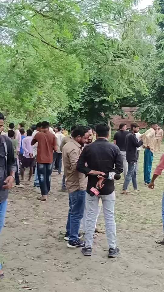 बहराइच शहर के झींगहाघाट नदी में नहाने गए 12 साल बालक युवराज बाजपई की डूबने की खबर, नगर कोतवाली के बशीरगंज का बताया जा रहा बालक, मौके पर मौजूद बालक की तलाश में जुटा प्रशाशन ।
