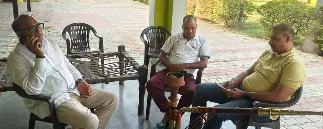 'लोकतंत्र बचाओ आंदोलन' में जाने से रोकने के लिए कांग्रेस जिलाध्यक्ष सुभाष छाबड़ी हाउस अरेस्ट
* आवाज़ दबाने से विचार नहीं दबते, रास्ते रोकने से संघर्ष नहीं रुकता: सुभाष छावड़ी
* मुख्य चुनाव आयुक्त ज्ञानेश कुमार के तुरंत इस्तीफे की उठाई मांग
रेवाड़ी समाचार पंकज कुमार
कांग्रेस के वरिष्ठ नेता राहुल गांधी के नेतृत्व में आयोजित राष्ट्रव्यापी 'लोकतंत्र बचाओ आंदोलन' में शामिल होने जा रहे जिला ग्रामीण कांग्रेस अध्यक्ष सुभाष छाबड़ी को पुलिस प्रशासन ने शुक्रवार को उनके आवास पर नजरबंद (हाउस अरेस्ट) कर दिया। सुबह से ही उनके घर के बाहर भारी पुलिस बल तैनात कर आवाजाही पर पूरी तरह रोक लगा दी गई।
अपनी नजरबंदी पर तीखी प्रतिक्रिया देते हुए सुभाष छाबड़ी ने इसे लोकतांत्रिक अधिकारों का सीधा हनन करार दिया। उन्होंने कहा, "यह कैसी आज़ादी है जहाँ विपक्ष को शांतिपूर्ण तरीके से अपनी बात रखने का अधिकार भी नहीं है? लोकतंत्र में असहमति की आवाज़ को दबाने के बजाय सुना जाना चाहिए, लेकिन इस तरह के पुलिसिया पहरे कांग्रेस कार्यकर्ताओं के हौसले नहीं तोड़ सकते। आवाज़ दबाने से विचार नहीं दबते और रास्ते रोकने से जनता का संघर्ष कभी कमजोर नहीं पड़ेगा।"
संवैधानिक संस्थाओं की निष्पक्षता पर गंभीर सवाल खड़े करते हुए छावड़ी ने मुख्य चुनाव आयुक्त ज्ञानेश कुमार के तुरंत इस्तीफे की मांग की। उन्होंने स्पष्ट किया कि कांग्रेस पार्टी सत्ता के इस दमन के आगे झुकने वाली नहीं है। लाठियों, पुलिस और पहरों के डर से जनहित की लड़ाई नहीं थमेगी; संविधान और जनता के अधिकारों की रक्षा के लिए कांग्रेस की आवाज़ बुलंद रहेगी और यह संघर्ष लगातार जारी रहेगा।