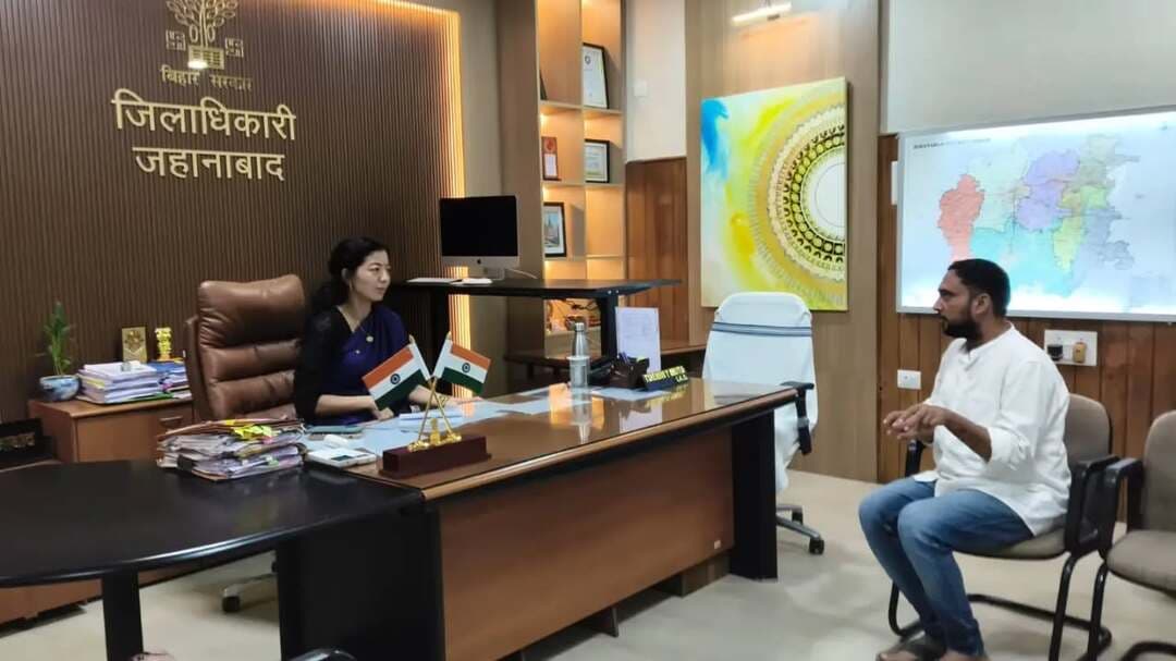 🏛️ जनता दरबार में 121 आवेदन प्राप्त; समयबद्ध निष्पादन के निर्देश!
◆ जिला पदाधिकारी, जहानाबाद श्रीमती छिरिङ वाई भूटिया की अध्यक्षता में आयोजित जनता दरबार में विभिन्न विभागों से संबंधित कुल 121 आवेदन एवं शिकायतें प्राप्त हुईं।
📋 आवास योजना, दाखिल-खारिज, भूमि विवाद, अतिक्रमण, बिजली बिल सुधार, चापाकल मरम्मत, भू-अर्जन मुआवजा एवं सामाजिक सुरक्षा पेंशन सहित विभिन्न मामलों पर सुनवाई की गई।
✅ जिला पदाधिकारी ने संबंधित पदाधिकारियों को आवश्यक जांच एवं स्थल सत्यापन कर सभी आवेदनों का पारदर्शी, समयबद्ध एवं गुणवत्तापूर्ण निष्पादन सुनिश्चित करने के निर्देश दिए।
🤝 ‘सबका सम्मान–जीवन आसान’ — जनसमस्याओं का त्वरित समाधान, जिला प्रशासन की प्राथमिकता।
#जनतादरबार #सबकासम्मानजीवनआसान #जनसमस्यासमाधान #सुशासन # विकसितभारत_समृद्धबिहार_आदर्शजहानाबाद
