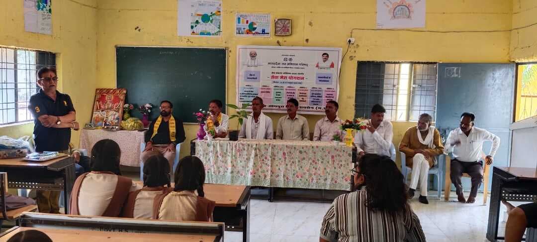 सेवा संकल्प अभियान के तहत मुक्तिधाम परिसर में फलदार पौधों का रोपण
-----
-----
सेवा संकल्प अभियान अंतर्गत मध्यप्रदेश जन अभियान परिषद के “सेवा मेरा योगदान” कार्यक्रम के तहत ग्राम विकास प्रस्फुटन समिति बेगवांकला द्वारा ग्राम के मुक्तिधाम परिसर में जामुन, आम और अमरूद के 22 पौधों का रोपण किया गया। प्रधानमंत्री श्री नरेंद्र मोदी के जन्मदिवस 17 सितंबर से 17 अक्टूबर तक संचालित इस अभियान का उद्देश्य जनभागीदारी से समाजसेवा एवं पर्यावरण संरक्षण को बढ़ावा देना है। इस अवसर पर विकासखण्ड समन्वयक, प्रस्फुटन समिति के पदाधिकारी तथा ग्रामीणजन उपस्थित रहे।
<nis:link nis:type=tag nis:id=raisen nis:value=Raisen nis:enabled=true nis:link/> Jansampark Madhya Pradesh