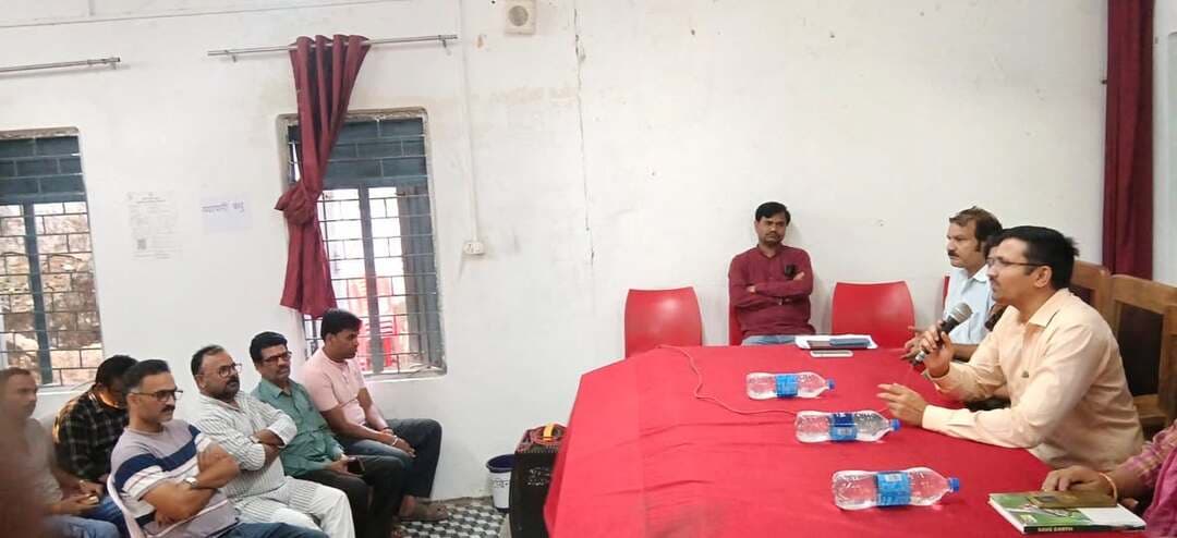 जिला पंचायत सीईओ ने उद्यमियों, व्यापारियों के साथ किया संवाद
------
------
मुख्यमंत्री जनविश्वास अभियान के तहत शुक्रवार को सिलवानी विकासखण्ड की ग्राम पंचायत सियरमऊ में शिविर आयोजित किया गया। इसके उपरांत सिलवानी जनपद कार्यालय में जिला पंचायत सीईओ श्री कमल सोलंकी तथा स्थानीय जनप्रतिनिधियों ने क्षेत्र के उद्यमियों, व्यापारियों के साथ संवाद किया। उन्होंने उद्यमियों की समस्याओं, आवश्यकताओं एवं अपेक्षाओं की जानकारी लेते हुए क्षेत्र में रोजगार एवं आर्थिक गतिविधियों को बढ़ावा देने से जुड़े विषयों पर चर्चा की।
#Raisen Jansampark Madhya Pradesh