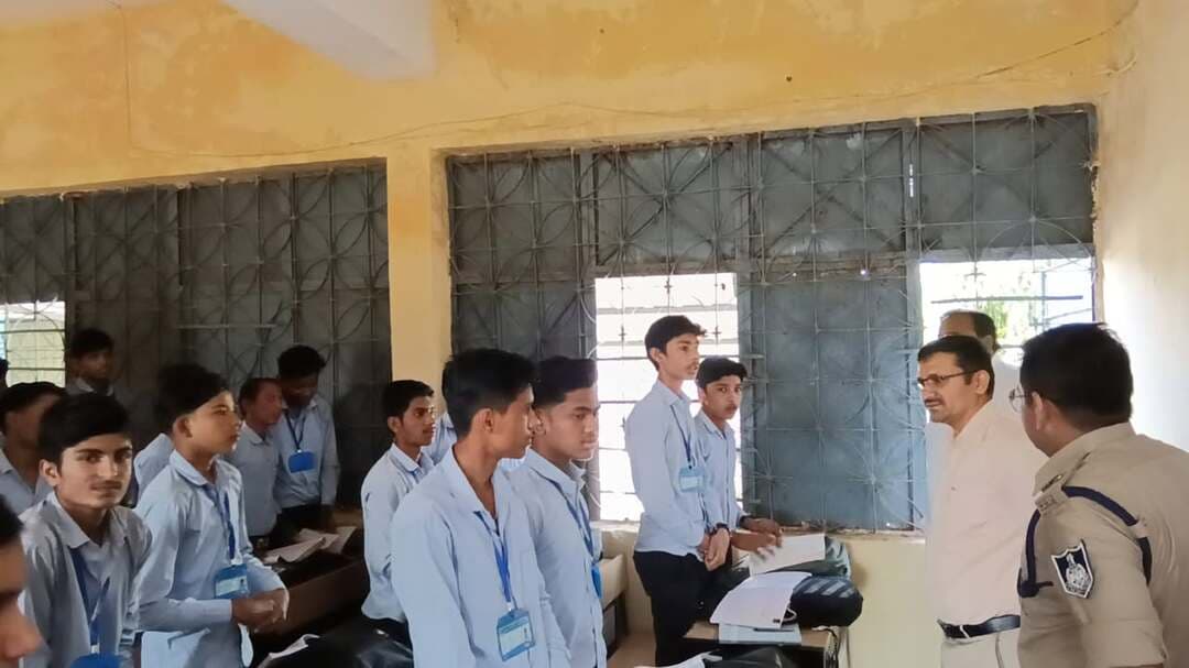 जिला पंचायत सीईओ तथ एएसपी ने सियरमऊ में शासकीय विद्यालय का किया निरीक्षण
विद्यार्थियों से किया संवाद, साथ बैठकर मध्यान्ह भोजन भी किया
------
------
मुख्यमंत्री जनविश्वास अभियान के अंतर्गत सिलवानी विकासखण्ड की ग्राम पंचायत सियरमऊ में आयोजित शिविर के उपरांत जिला पंचायत सीईओ श्री कमल सोलंकी, एएसपी श्री दीपक नायक द्वारा शासकीय विद्यालय का निरीक्षण किया गया। उन्होंने विद्यालय में कक्षावार विद्यार्थियों की संख्या, शिक्षकों की नियमित उपस्थिति, शैक्षणिक प्रगति, गत वर्ष का परीक्षा परिणाम आदि के संबंध में प्राचार्य और शिक्षकों से जानकारी ली। साथ ही कक्षाओं के निरीक्षण के दौरान विद्यार्थियों से भी संवाद कर अध्यापन संबंधी जानकारी ली। इसके उपरांत जिला पंचायत सीईओ श्री सोलंकी, एएसपी श्री नायक सहित अन्य अधिकारियों ने विद्यार्थियों के साथ बैठकर मध्यान्ह भोजन भी किया।
#Raisen Jansampark Madhya Pradesh Collector Office Raisen