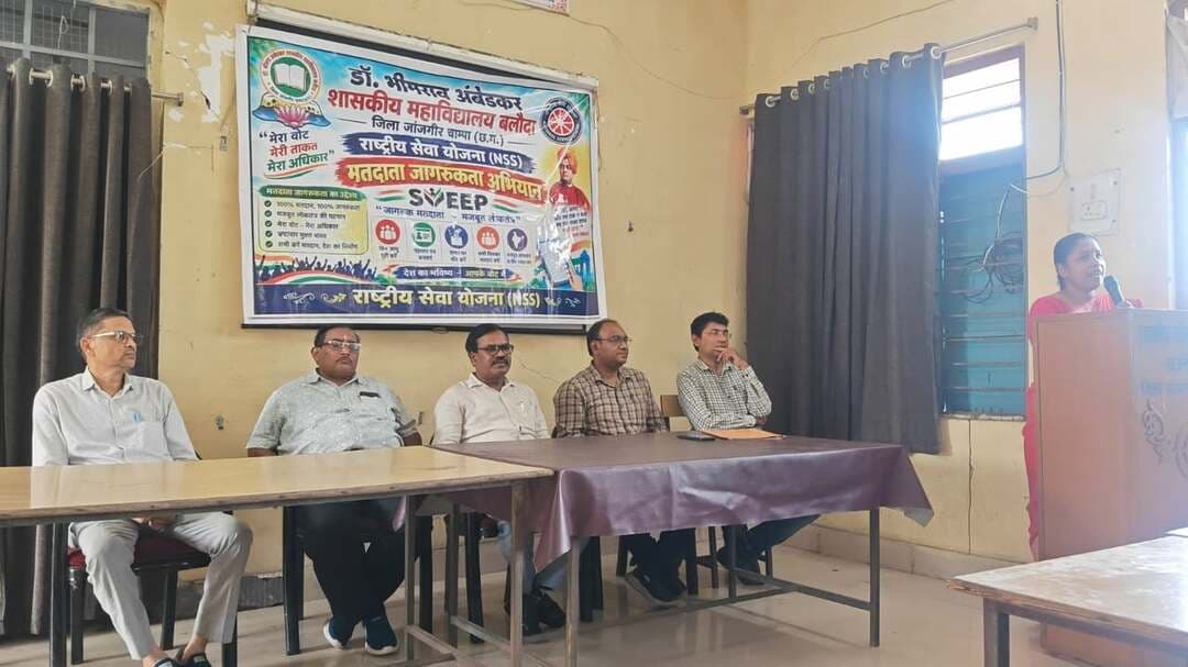 स्वीप कार्यक्रम के तहत मतदाता जागरूकता अभियान
स्वीप कार्यक्रम के अंतर्गत BLOs द्वारा 17+ आयुवर्ग के युवाओं को नवमतदाता के रूप में पंजीयन हेतु फॉर्म-6 उपलब्ध कराते हुए उसे भरने की प्रक्रिया की जानकारी दी गई। साथ ही, भावी मतदाताओं को मतदान के महत्व एवं लोकतांत्रिक प्रक्रिया में उनकी भागीदारी के प्रति जागरूक किया गया।
Election Commission of India Chief Electoral Officer, Chhattisgarh