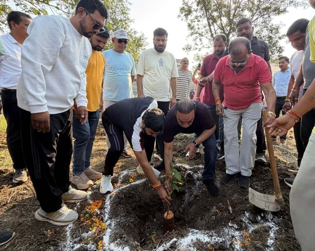 सेवा संकल्प अभियान 2026: पर्यावरण संरक्षण एवं हरित क्षेत्र को बढ़ावा देने किया गया वृहद पौधारोपण
इमलीखेड़ा और गौधुलि वृद्धाश्रम परिसर में रोपे गए 1,000 पौधे,
सांसद श्री साहू सहित जनप्रतिनिधियों ने लिया पौधों की सुरक्षा का संकल्प
===============================
सेवा संकल्प अभियान के अंतर्गत नगर पालिक निगम छिन्दवाड़ा द्वारा शुक्रवार को पर्यावरण संरक्षण एवं हरित क्षेत्र को बढ़ावा देने के उद्देश्य से वृहद पौधारोपण अभियान आयोजित किया गया। अभियान के तहत नगर निगम क्षेत्र के वार्ड क्रमांक 35 इमलीखेड़ा और वार्ड क्रमांक 47 स्थित गौधुलि वृद्धाश्रम परिसर में कुल 1,000 फलदार एवं छायादार पौधे रोपे गए। इस दौरान जनप्रतिनिधियों एवं नगर निगम के अधिकारियों ने पौधारोपण कर पर्यावरण संरक्षण का संदेश दिया तथा रोपे गए पौधों की सुरक्षा का संकल्प लिया।
सांसद सहित जनप्रतिनिधियों और नगर निगम अधिकारियों ने की सहभागिता - पौधारोपण अभियान में सांसद श्री विवेक बंटी साहू, श्री शेषराव यादव, श्री विजय पांडे, श्री संजीव यादव, श्री भारत घई, श्री अभिलाष गोहर, श्री धर्मेंद्र मिगलानी, श्री माइकल पहाड़े एवं श्री संजय पटेल सहित अन्य जनप्रतिनिधि एवं नगर निगम आयुक्त श्री सी.पी. राय, कार्यपालन यंत्री श्री सोनू सकरवार एवं श्री हिमांशु अतुलकर, सहायक यंत्री श्री विवेक चौहान एवं श्री ब्रजेश पांडेय, उप यंत्री सुश्री मनीषा शुक्ला एवं श्री अभिनव तिवारी सहित नगर निगम के उद्यान विभाग के अधिकारी-कर्मचारी मौजूद थे।
इमलीखेड़ा में आम-जामुन और वृद्धाश्रम में करंज के पौधों का रोपण - अभियान के तहत वार्ड क्रमांक 35 इमलीखेड़ा में 650 फलदार पौधे लगाए गए, जिनमें आम और जामुन के पौधे शामिल हैं। वहीं, वार्ड क्रमांक 47 स्थित गौधुलि वृद्धाश्रम परिसर में 350 करंज के पौधों का रोपण किया गया। इस प्रकार दोनों स्थानों पर कुल 1,000 पौधे रोपकर हरियाली बढ़ाने की दिशा में पहल की गई।
#सेवा_संकल्प_अभियान
#procwa #छिन्दवाड़ा
#JansamparkMP
Jansampark Madhya Pradesh