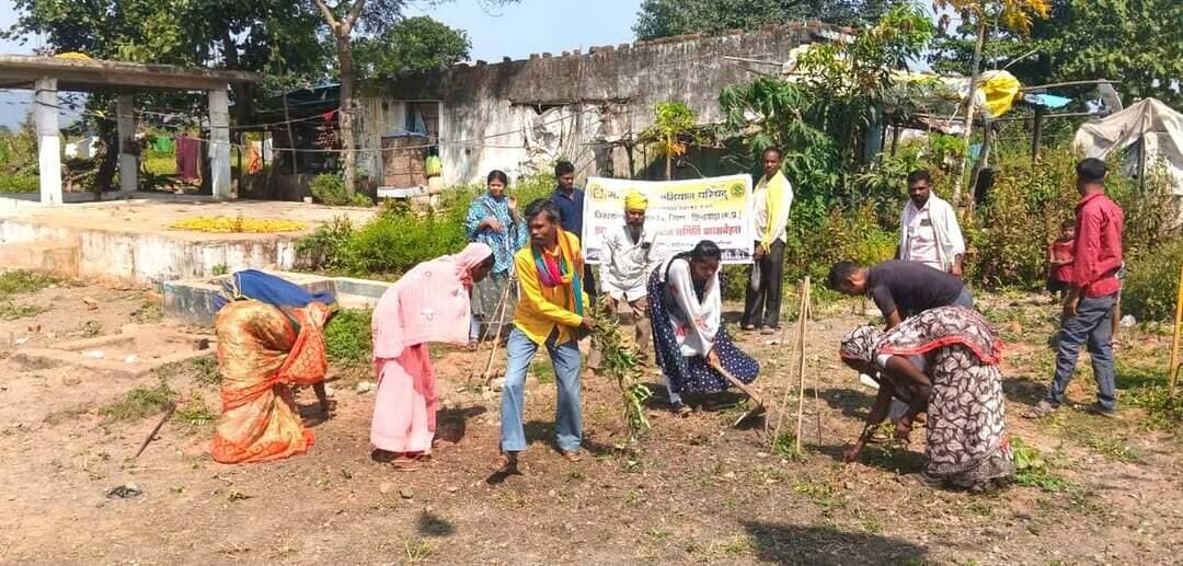 सेवा मेरा योगदान अभियान के अंतर्गत ग्राम बानाबेहरा और चिचोली में स्वच्छता एवं पौधरोपण कार्यक्रम आयोजित
================================
मध्यप्रदेश जन अभियान परिषद, विकासखंड जुन्नारदेव में सेवा मेरा योगदान अभियान के अंतर्गत ग्राम पंचायत बानाबेहरा एवं ग्राम चिचोली में आज स्वच्छता एवं पौधारोपण कार्यक्रम आयोजित किया गया। कार्यक्रम के दौरान ग्राम बानाबेहरा में ग्राम विकास प्रस्फुटन समिति तथा ग्राम चिचोली में समिति के सदस्यों द्वारा बढ़ादेव के स्थान पर साफ-सफाई एवं पौधारोपण किया गया।
यह आयोजन सेवा संकल्प अभियान के अंतर्गत 2 अक्टूबर से 10 अक्टूबर तक सेवा मेरा योगदान के तहत स्वच्छता एवं जनभागीदारी की भावना को बढ़ावा देने के उद्देश्य से किया गया। इस दौरान ग्राम विकास प्रस्फुटन समितियों द्वारा ग्राम को स्वच्छ एवं सुंदर बनाए रखने के लिए किए जा रहे निरंतर प्रयासों की सराहना की गई।
कार्यक्रम का आयोजन जिला समन्वयक श्री अखिलेश जैन एवं ब्लॉक समन्वयक श्री संजय वामने के नेतृत्व में किया गया। इस अवसर पर ग्राम विकास प्रस्फुटन समिति के अध्यक्ष श्री नजरु परते, सचिव सुश्री किरन नर्रे एवं समिति के सदस्य उपस्थित थे। कार्यक्रम के माध्यम से संदेश दिया गया कि स्वच्छता केवल जिम्मेदारी नहीं, बल्कि हम सभी का सामूहिक योगदान है।
#सेवा_संकल्प_अभियान
#procwa #छिन्दवाड़ा
#JansamparkMP
Jansampark Madhya Pradesh