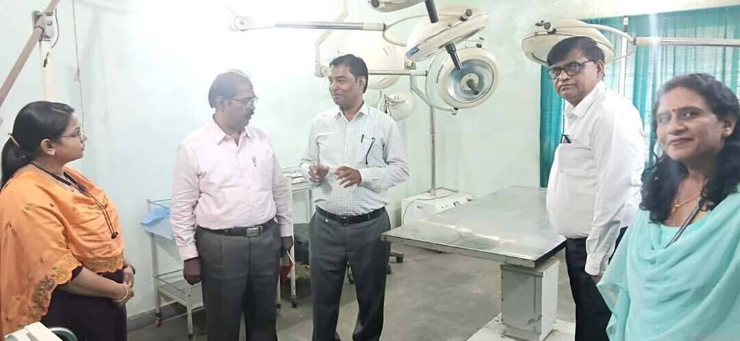 नेशनल लेवल मॉनिटर डॉ.मंजूनाथ ने किया छिंदवाड़ा में पशुपालन विभाग की विभिन्न योजनाओं का सघन निरीक्षण, सुविधाओं और भौतिक प्रगति को सराहा
===============================
भारत सरकार के मत्स्य पालन, पशुपालन एवं डेयरी मंत्रालय द्वारा नामांकित नेशनल लेवल मॉनिटर डॉ.एम.टी. मंजूनाथ ने जिले में संचालित विभिन्न केंद्रीय योजनाओं की जमीनी हकीकत परखने के लिये सघन दौरे पर हैं। इस दौरान उन्होंने विभिन्न विभागीय केंद्रों, डेयरी संयंत्रों और पशुधन इकाइयों का भ्रमण कर योजनाओं की भौतिक प्रगति का जायजा लिया।
विभागीय सुविधाओं का जायजा और सराहना - निरीक्षण की शुरुआत में डॉ. मंजूनाथ ने मोबाइल वेटरनरी यूनिट वाहन का गहन मुआयना किया। इसके बाद उन्होंने डिस्ट्रिक्ट लैब और जिला पशु चिकित्सालय का निरीक्षण कर वहां उपलब्ध चिकित्सा सुविधाओं की जानकारी ली। अस्पताल में एक्स-रे और सोनोग्राफी सुविधाओं का सुचारू संचालन देखकर उन्होंने प्रसन्नता व्यक्त की तथा विभागीय टीम के प्रयासों की सराहना की।
डेयरी एवं चारा इकाइयों का भौतिक सत्यापन - इसके बाद डॉ. मंजूनाथ ने सांची डेयरी संयंत्र का निरीक्षण कर दुग्ध प्रसंस्करण एवं विपणन व्यवस्था की जानकारी प्राप्त की। साथ ही खजरी स्थित श्री संस्कृत पुस्तकोन्नति सभा के फॉडर (चारा) केस का अवलोकन किया, जिसे एनएलएम योजना के तहत वित्तीय सहायता प्रदान की गई है।
मैदानी स्तर पर हितग्राहियों से सीधा संवाद - मैदानी स्तर पर निरीक्षण के दौरान उन्होंने मोहखेड़ विकासखंड के ग्राम गोहजर में संचालित दुग्ध संग्रहण समिति का जायजा लेकर उसकी कार्यप्रणाली की समीक्षा की। इसके बाद बिछुआ विकासखंड के ग्राम मुर्रा में श्री शंकर उइके की 200+10 क्षमता वाली बकरी पालन इकाई का भौतिक सत्यापन कर वस्तुस्थिति की जानकारी ली। वहीं, ग्राम खकरा चौरई में श्री विजय चंद्रवंशी की 500+25 क्षमता वाली वृहद बकरी पालन इकाई का निरीक्षण कर उसकी प्रगति रिपोर्ट की जांच की।
दौरे के अंतिम चरण में डॉ. मंजूनाथ ने सिंगोड़ी में एएचआईडीएफ योजना के तहत स्थापित नेपियर जेनेसिस प्लांट का अवलोकन किया। निरीक्षण के दौरान उप संचालक पशुपालन एवं डेयरी विभाग डॉ.एच.जी.एस.पक्षवार, मैनेजर श्री विनोद ठाकरे तथा एनएलएम योजना के जिला नोडल अधिकारी डॉ. छत्रपाल तांडेकर विशेष रूप से उपस्थित थे। अधिकारियों ने निरीक्षण के दौरान आवश्यक अभिलेख एवं तकनीकी जानकारियां साझा की ।
#procwa #छिन्दवाड़ा
#JansamparkMP
Jansampark Madhya Pradesh