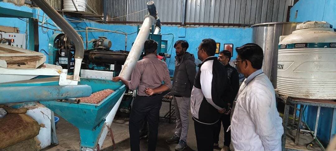 सेवा संकल्प अभियान 2026: सेवा की कहानी
प्राकृतिक खेती से बढ़ी आय, वर्मी कंपोस्ट से हर साल ₹3 से ₹5 लाख की अतिरिक्त कमाई
सेवा संकल्प अभियान 2026 के तहत 'कहानी सेवा की' श्रृंखला में आज हम बात कर रहे हैं, सागर जिले के केसली विकासखंड के ग्राम ऊंटकटा टडा निवासी किसान राघवेंद्र गौड की, जिन्होंने उद्यानिकी विभाग की योजनाओं और मार्गदर्शन से पारंपरिक खेती को आय, रोजगार और प्रकृति संरक्षण का माध्यम बनाया है।
राघवेंद्र गौड पहले पारंपरिक तरीके से खेती करते थे। उद्यानिकी विभाग की योजनाओं और अधिकारियों के मार्गदर्शन से उन्हें कम लागत वाली प्राकृतिक एवं लाभकारी खेती अपनाने की प्रेरणा मिली। विभागीय योजना के अंतर्गत उन्होंने अपने खेत में आम का बगीचा स्थापित किया। साथ ही जैविक खेती को बढ़ावा देने के लिए वर्मी कंपोस्ट यूनिट लगाई, जिस पर उन्हें 50 हजार रुपये का अनुदान प्राप्त हुआ। आज राघवेंद्र अपने खेत के गोबर और जैविक सामग्री से वर्मी कंपोस्ट तैयार करते हैं। इसका उपयोग वे अपनी खेती में करने के साथ बाजार में बिक्री भी करते हैं। इससे उन्हें हर वर्ष लगभग 3 से 5 लाख रुपये की अतिरिक्त आय प्राप्त हो रही है।
राघवेंद्र प्राकृतिक पद्धति से अदरक, हल्दी, धान और अरहर जैसी फसलों का उत्पादन करते हैं। उनके खेत में जीवामृत बनाने की यूनिट भी स्थापित है। जीवामृत के उपयोग से वे रासायनिक खादों पर निर्भरता कम करने और मिट्टी की उर्वरता बनाए रखने का प्रयास कर रहे हैं। प्राकृतिक तरीके से उत्पादित फसलों की गुणवत्ता के कारण उन्हें कई बार सामान्य बाजार मूल्य की तुलना में बेहतर दाम भी मिलते हैं। राघवेंद्र गौड का मानना है कि सरकारी योजनाओं की जानकारी लेकर उनका सही उपयोग करने और खेती में नई तकनीक एवं प्राकृतिक पद्धतियां अपनाने से कृषि को लाभकारी व्यवसाय बनाया जा सकता है। उनकी यह पहल अन्य किसानों के लिए भी प्रेरणादायक है।
<nis:link nis:type=tag nis:id=jansamparkmp nis:value=jansamparkMP nis:enabled=true nis:link/> <nis:link nis:type=tag nis:id=sagar nis:value=sagar nis:enabled=true nis:link/>