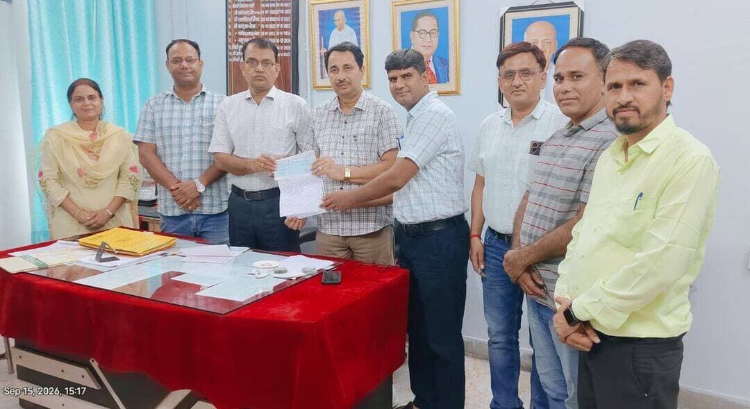 जनसहयोग से मजबूत होगी श्यामपुरा सरकारी स्कूल में आधारभूत सुविधाएं
सवाई माधोपुर, 15 सितम्बर।
जिले में शिक्षा के क्षेत्र में जनभागीदारी को बढ़ावा देने के उद्देश्य से जिला प्रशासन एवं शिक्षा विभाग द्वारा संचालित अभिनव पहल “भविष्य की उड़ान” तथा मुख्यमंत्री जनसहभागिता विद्यालय विकास योजना ग्रामीण क्षेत्रों के राजकीय विद्यालयों के भौतिक विकास में महत्वपूर्ण भूमिका निभा रही है।
इसी क्रम में राजकीय उच्च माध्यमिक विद्यालय श्यामपुरा के भौतिक विकास के लिए विद्यालय के सेवानिवृत्त शिक्षक गोविंद प्रसाद गुप्ता एवं विद्यालय के पूर्व विद्यार्थी तथा स्थानीय निवासी रवि मीणा ने 21-21 हजार रुपए की सहयोग राशि प्रदान की। विद्यालय विकास के लिए प्राप्त कुल 42 हजार रुपए की सहयोग राशि का चेक मुख्यमंत्री जनसहभागिता विद्यालय विकास योजना के अंतर्गत जमा कराने के लिए विद्यालय की प्रधानाचार्या अनीता मीणा ने सीडीईओ देवी लाल मीणा एवं एडीपीसी समग्र शिक्षा हरकेश मीणा को सौंपा।
इस अवसर पर एडीपीसी समग्र शिक्षा हरकेश मीणा ने कहा कि स्थानीय समुदाय और विद्यालय परिवार की सक्रिय भागीदारी से शिक्षा के क्षेत्र में सकारात्मक बदलाव संभव हो रहे हैं। जनसहयोग से विद्यालयों में आवश्यक आधारभूत सुविधाओं का विकास तेजी से हो रहा है, जिससे विद्यार्थियों को बेहतर एवं गुणवत्तापूर्ण शैक्षणिक वातावरण उपलब्ध कराने में मदद मिल रही है।
*विद्यालय में 1.05 लाख से होंगे भौतिक विकास कार्य:-* कार्यक्रम अधिकारी, समग्र शिक्षा हेमराज मीणा के अनुसार मुख्यमंत्री जनसहभागिता विद्यालय विकास योजना के प्रावधानों के अनुसार विद्यालय को प्राप्त 42 हजार रुपए की जनसहयोग राशि पर लगभग 63 हजार रुपए का अतिरिक्त राज्यांश उपलब्ध कराया जाएगा। इस प्रकार विद्यालय को विकास कार्यों के लिए कुल लगभग 1.05 लाख रुपए की राशि प्राप्त होगी। उन्होंने बताया कि उपलब्ध राशि का उपयोग विद्यालय में सुरक्षा व्यवस्था को सुदृढ़ करने के लिए सीसीटीवी कैमरे लगवाने, कंप्यूटर एवं प्रिंटर क्रय करने सहित अन्य आवश्यक भौतिक संसाधनों के विकास में किया जाएगा। इस दौरान सहायक निदेशक शिव चरण एवं एडीईओ संतोष मीणा इत्यादि उपस्थित रहे।
