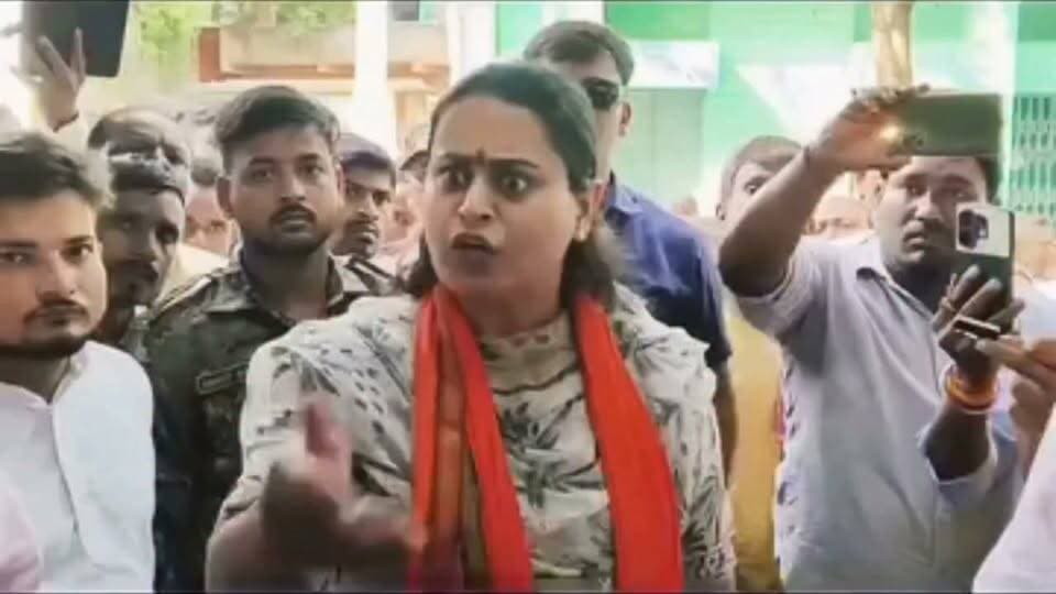 जमुई में दो प्रसूताओ की मौत पर भड़की मंत्री श्रेयसी सिंह वीडियो वायरल कहां मरीज की जान चली गई हमको ऊपर नीचे सीख रहे हैं डिप्टी से गायब थी डॉक्टर चलो DM के पास #Jamui district news #Facebook viral #Bihar police #Bihar news