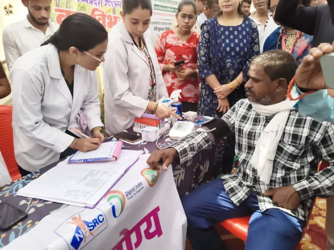 मुख्यमंत्री जन विश्वास अभियान के तहत किल्लौद में आयोजित स्वास्थ्य शिविर में 70 मरीजों का स्वास्थ्य परीक्षण किया
---
मुख्यमंत्री जन विश्वास अभियान के अंतर्गत 9 अक्टूबर शुक्रवार को किल्लौद में स्वास्थ्य शिविर लगाकर 70 मरीजों का स्वास्थ्य परीक्षण और उपचार किया गया। स्वास्थ्य शिविर में 38 मरीजों की हीमोग्लोबिन तथा 64 की उच्च रक्तचात व 60 मरीजों की मधुमेह जांच कीगई।
स्वास्थ्य शिविर में टीबी के 7 संभावित मरीजों का हैंड हेल्ड मशीन से एक्स रे किया गया। आयुष्मान निरामयम योजना तहत् 3 पात्र हितग्राहीयों के आयुष्मान कार्ड बनाए गए। 7 हितग्राहीयों की आभा आईडी बनाई गयी। माधाता विधायक श्री नारायण पटेल, जिला पंचायत अध्यक्ष श्रीमति पिंकी वानखेडे, कलेक्टर श्री ऋषव गुप्ता ने शिविर का निरीक्षण कर दी जा रही स्वास्थ्य सेवाओं की जानकारी ली। इस दौरान कलेक्टर ऋषव गुप्ता श्री जिला पंचायत के मुख्य कार्यपालन अधिकारी श्री ऐश्वर्य वर्मा, जिला स्वास्थ्य अधिकारी डॉ. रश्मि कौशल, खण्ड चिकित्सा अधिकारी डॉ. नीलम मिश्रा उपस्थित थे।
Jansampark Madhya Pradesh
General Administration Department, MP
Directorate of Health Services, Madhya Pradesh
IEC Cmho khandwa
#khandwa