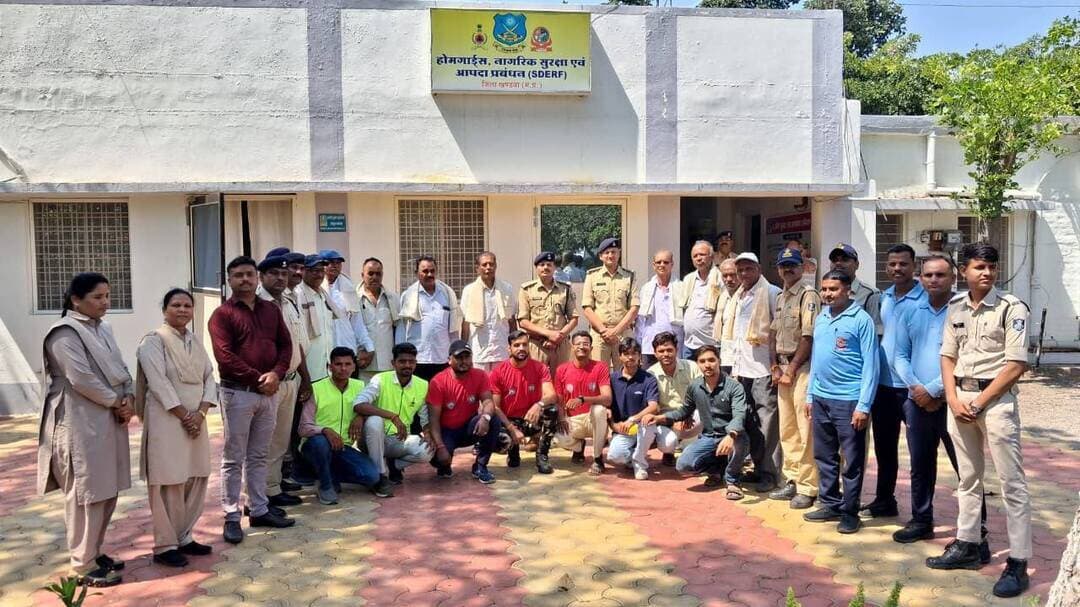 पूर्व होमगार्ड सैनिकों एवं आपदा मित्रों का सम्मान
---
"सेवा मेरा संकल्प अभियान" के अंतर्गत कार्यालय डिस्ट्रिक्ट कमांडेंट, होमगार्ड्स, सिविल डिफेंस एवं एसडीआरएफ खंडवा में पूर्व होमगार्ड सैनिकों, आपदा मित्रों एवं सिविल डिफेंस वॉलंटियर्स का सम्मान समारोह आयोजित किया गया। कार्यक्रम में मुख्य अतिथि जिला पंचायत अध्यक्ष श्रीमती पिंकी सुदेश वानखेड़े ने सैनिकों एवं वॉलंटियर्स के योगदान की सराहना करते हुए कहा कि उनके उत्कृष्ट कार्यों से जिले में जनसुरक्षा एवं आपदा प्रबंधन के कार्य प्रभावी रूप से संचालित हो रहे हैं। उन्होंने सभी के स्वस्थ एवं मंगलमय जीवन की कामना करते हुए शुभकामनाएँ दीं।
डिस्ट्रिक्ट कमांडेंट श्री आशीष कुमार कुशवाहा ने उत्कृष्ट सेवाएँ देने वाले पूर्व एवं वरिष्ठ होमगार्ड सैनिकों और उनके परिजनों को शॉल, श्रीफल एवं पुष्पगुच्छ भेंट कर सम्मानित किया गया। साथ ही रेस्क्यू ऑपरेशन, विसर्जन ड्यूटी एवं जनसुरक्षा कार्यों में योगदान देने वाले आपदा मित्रों और सिविल डिफेंस वॉलंटियर्स का अभिनंदन भी किया गया। कार्यक्रम में प्लाटून कमांडर श्री मनीष यादव, हवलदार श्री नितिन पुरे, श्री अंकेश सोमानी सहित विभागीय स्टाफ एवं सैनिक उपस्थित रहे।
Jansampark Madhya Pradesh
General Administration Department, MP
Home Department of Madhya Pradesh
SP Khandwa
#SevaSankalpAbhiyan
#सेवा_संकल्प_अभियान
#khandwa