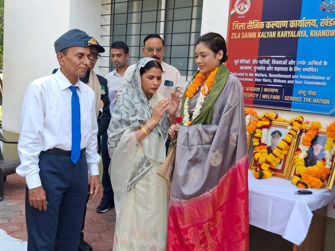 *"सेवा मेरा योगदान अभियान" के तहत शहीद परिवारों एवं वीर नारियों का सम्मान*
खंडवा 9 अक्टूबर, 2026 – "सेवा संकल्प अभियान" के अंतर्गत "सेवा मेरा योगदान" के तहत शुक्रवार को जिला सैनिक कल्याण कार्यालय में शहीद परिवारों, वीर नारियों, पूर्व सैनिकों एवं उनके आश्रितों के सम्मान में कार्यक्रम आयोजित किया गया। कार्यक्रम में विधायक श्रीमती कंचन तनवे, नगर निगम महापौर श्रीमती अमृता यादव, विंग कमांडर एम. नासिर, पूर्व जिला सैनिक कल्याण अधिकारी एवं स्थानीय जनप्रतिनिधि उपस्थित रहे।
कार्यक्रम में शहीद कैप्टन उपमन्यु सिंह की पत्नी श्रीमती मोनिका सिंह, शहीद लांस नायक राजेन्द्र कुमार यादव की पत्नी श्रीमती प्रतिभा देवी तथा शहीद नायक रमेश बघेल की पत्नी श्रीमती संतोषी बघेल का फूलमाला श्रीफल एवं शॉल भेंटकर सम्मान किया गया। इस दौरान शहीदों के छायाचित्रों पर पुष्प अर्पित कर श्रद्धांजलि दी गई।
Jansampark Madhya Pradesh
General Administration Department, MP
Home Department of Madhya Pradesh
#SevaSankalpAbhiyan
#सेवा_संकल्प_अभियान
#khandwa