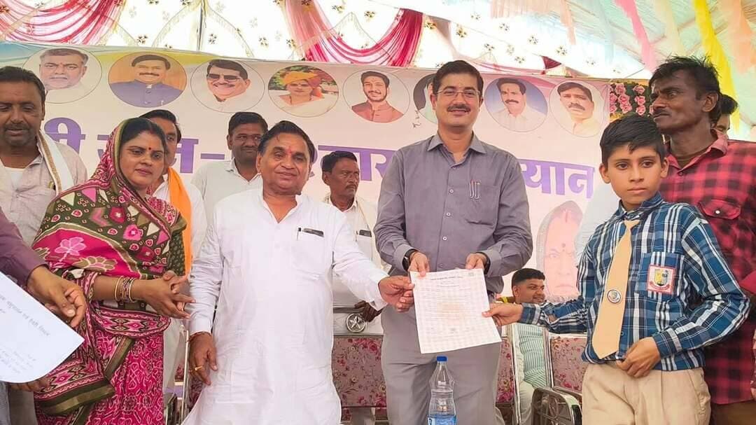 ‘‘मुख्यमंत्री जन विश्वास अभियान‘‘ के तहत किल्लौद में शिविर संपन्न
---
‘‘मुख्यमंत्री जनविश्वास अभियान‘‘ के तहत किल्लौद ब्लाक में शुक्रवार को शिविर नवीन तहसील परिषर ग्राम किल्लौद में आयोजित किया गया शिविर में मांधाता विधायक श्री नारायण पटेल, जिला पंचायत अध्यक्ष श्रीमती पिंकी वानखेडे, जनपद अध्यक्ष श्रीमती जसोदा बाई, खंडवा कलेक्टर श्री ऋषव गुप्ता, जिला पंचायत के मुख्य कार्यपालन अधिकारी श्री एश्वर्य वर्मा, एसडीएम श्री आर सी खतेड़िया सहित अन्य जनप्रतिनिधि एवं विभिन्न विभागों के अधिकारी मौजूद थे।
कार्यक्रम में संबोधित करते हुए विधायक श्री नारायण पटेल ने कहा कि जिले के अंतिम छोर पर स्थित इस ब्लॉक में मूलभूत सुविधाएं उपलब्ध कराना हम सभी जनप्रतिनिधियों की जिम्मेदारी है। केंद्र एवं प्रदेश सरकार की विभिन्न जनकल्याणकारी योजनाओं से गरीब परिवारों को लाभ मिल रहा है। आयुष्मान भारत योजना के तहत पांच लाख रुपये तक के निःशुल्क उपचार से जरूरतमंद परिवारों को बड़ी राहत मिली है। उन्होंने कहा कि स्वास्थ्य, शिक्षा और कृषि सहित विभिन्न क्षेत्रों में विकास हुआ है तथा सरकार का उद्देश्य योजनाओं का लाभ समाज के अंतिम व्यक्ति तक पहुंचाना है।
जिला पंचायत अध्यक्ष श्रीमती पिंकी सुदेश वानखेड़े ने इस अवसर पर संबोधित करते हुए कहा कि जन विश्वास अभियान के तहत आयोजित शिविरों में ग्रामीणजनों को घर बैठे अपनी समस्याओं के निराकरण की सुविधा मिल रही है। उन्होंने कहा कि पहले समस्याओं के निराकरण के लिए ग्रामीणों को विकासखंड या जिला मुख्यालय पर जाना पड़ता था, जिसमें उनका दिन भर का समय खराब होता था। उन्होंने ग्रामीणों से कहा कि शिविर में जरूर आए और अपने साथियों को भी शिविर में लाकर सरकार की योजनाओं का लाभ दिलाएं।
कलेक्टर श्री ऋषव गुप्ता ने शिविर में ग्रामीणों को गांव की सामूहिक समस्याओं को प्राथमिकता से उठाने तथा उनका निराकरण कराने की अपील की गई। ग्रामीणों से गांव में साफ-सफाई, सड़क, अतिक्रमण, स्कूलों और आंगनवाड़ी केंद्रों से जुड़ी समस्याएं संबंधित विभागों तक पहुंचाने के लिए कहा। उन्होंने किसानों को जैविक खेती की नई तकनीकों की जानकारी लेने तथा महिलाओं को पोषण आहार के महत्व को समझने के लिए विभागीय स्टॉलों का अवलोकन करने की सलाह दी गई। सही ही ग्रामीणों से हीमोग्लोबिन, ब्लड शुगर और ब्लड प्रेशर की निःशुल्क जांच कराने की अपील की। उन्होंने कहा कि समय पर जांच से बीमारियों की पहचान और उपचार में मदद मिलती है। साथ ही आयुष्मान भारत योजना के तहत पात्र परिवारों को पांच लाख रुपये तक के निःशुल्क उपचार तथा 70 वर्ष या उससे अधिक आयु के बुजुर्गों को आयुष्मान योजना का लाभ लेने के लिए प्रेरित किया। उन्होंने कहा कि शिविर का उद्देश्य ग्रामीणों की समस्याओं का समाधान करने के साथ उन्हें शासकीय योजनाओं, स्वास्थ्य सुविधाओं और नई जानकारियों से लाभान्वित करना है।
जिला पंचायत के मुख्य कार्यपालन अधिकारी श्री ऐश्वर्य वर्मा ने इस अवसर पर कहा कि प्रत्येक शुक्रवार को ग्रामीण क्षेत्रों में शिविर लगाकर ग्रामीणों की समस्याओं का निराकरण करने, और उन्हें सरकार की विभिन्न कल्याणकारी योजनाओं का लाभ दिलाने के लिए शिविर आयोजित किए जा रहे हैं। उन्होंने कहा कि ग्रामीणों को छोटी-छोटी शासकीय सुविधाओं के लिए दूर जाना पड़ता है। इसी को ध्यान में रखते हुए शिविर में विभिन्न विभागों के स्टॉल लगाकर आधार अपडेट, स्वास्थ्य जांच सहित शासकीय सेवाएं एक ही स्थान पर उपलब्ध कराई गई हैं। उन्होंने शिविर का लाभ उठाने की अपील की।
*शिविर में इन ग्रामीणों को मिली मदद*
मुख्यमंत्री जन विश्वास कार्यक्रम के अंतर्गत आयोजित शिविर में विभिन्न शासकीय योजनाओं के हितग्राहियों को लाभ वितरित किए गए। जिसमें मां नर्मदा स्व-सहायता समूह की बैंक सखी को आत्मनिर्भरता को बढ़ावा देने के उद्देश्य से लैपटॉप प्रदान किया गया। शिविर में श्री आसाराम सरवन को नामांतरण एवं खसरा संबंधी दस्तावेज, बसु भाई को अनुग्रह सहायता राशि, मनकुल राधेलाल को वृद्धावस्था पेंशन तथा लक्ष्मी राठौड़ एवं ज्योति को लाड़ली लक्ष्मी योजना से संबंधित लाभ प्रदान किए गए। इसी प्रकार ओम प्रकाश यादव एवं प्रत्युव को जाति प्रमाण पत्र, वंश सेवकराम एवं राधा को आयुष्मान कार्ड एवं मेडिकल बोर्ड के द्वारा दिव्यांगजनों का प्रमाण पत्र बनाकर वितरित कराए गए। इस दौरान शिविर में 384 आवेदन आए जिसमें 302 आवेदनों का निराकरण मौके पर ही किया गया है
Jansampark Madhya Pradesh
General Administration Department, MP
Panchayat, Rural Development and Social Welfare Department of Madhya Pradesh
Directorate of Health Services, Madhya Pradesh
#khandwa