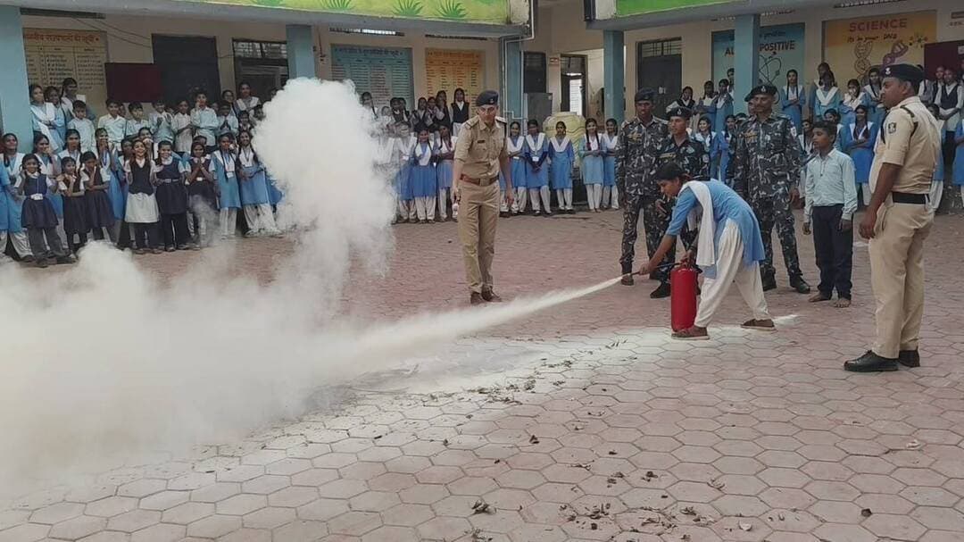 होमगार्ड–एसडीईआरएफ की पहल, पीएम श्री कन्या विद्यालय में आपदा, अग्नि सुरक्षा एवं सीपीआर का दिया प्रशिक्षण
---
जिले में आपदा प्रबंधन एवं जनसुरक्षा के प्रति जागरूकता को सुदृढ़ करने के उद्देश्य से पीएम श्री कन्या विद्यालय सूरजकुंड में बाढ़ आपदा, अग्नि सुरक्षा, बचाव कार्य, प्राथमिक उपचार एवं सीपीआर पर व्यावहारिक डेमो प्रशिक्षण गुरुवार को आयोजित किया गया। यह प्रशिक्षण मुख्यालय होमगार्ड्स, नागरिक सुरक्षा एवं आपदा प्रबंधन, मध्यप्रदेश, भोपाल तथा राज्य आपदा प्रबंधन प्राधिकरण के मापदंडों के अनुसार डिस्ट्रिक्ट कमाण्डेंट श्री आशीष कुमार कुशवाहा के मार्गदर्शन एवं प्लाटून कमाण्डर श्री मनीष यादव के नेतृत्व में संपन्न हुआ।
कमाण्डेंट श्री आशीष कुमार कुशवाहा ने बताया की प्रशिक्षण के दौरान होमगार्ड एवं एसडीई आर एफ के जवानों ने विद्यार्थियों के साथ बाढ़ एवं जल आपदा की स्थिति में सुरक्षित बचाव, आपातकालीन प्रतिक्रिया, अग्नि सुरक्षा एवं अग्निशमन के प्राथमिक उपायों के साथ-साथ प्राथमिक उपचार और सीपीआर की प्रक्रिया का व्यावहारिक प्रदर्शन किया। विद्यार्थियों को आकस्मिक परिस्थितियों में सुरक्षित तरीके से प्रतिक्रिया देने तथा आवश्यकता पड़ने पर तत्काल प्राथमिक सहायता उपलब्ध कराने के महत्वपूर्ण पहलुओं से भी अवगत कराया गया।
डिस्ट्रिक्ट कमाण्डेंट श्री आशीष कुमार कुशवाहा ने कहा कि आपदा प्रबंधन में जनसहभागिता अत्यंत महत्वपूर्ण है। विद्यालयों में इस प्रकार के प्रशिक्षण से विद्यार्थी स्वयं जागरूक होने के साथ अपने परिवार और समुदाय में भी सुरक्षा एवं बचाव संबंधी जानकारी का प्रभावी प्रसार कर सकते हैं। उन्होंने कहा कि होमगार्ड, नागरिक सुरक्षा एवं एस डी ई आर एफ द्वारा जिले में आपदा प्रबंधन, अग्नि सुरक्षा, सीपीआर एवं प्राथमिक उपचार से संबंधित प्रशिक्षण गतिविधियों को निरंतर बढ़ावा दिया जा रहा है।
Jansampark Madhya Pradesh
Home Department of Madhya Pradesh
Department of School Education, Madhya Pradesh
#khandwa