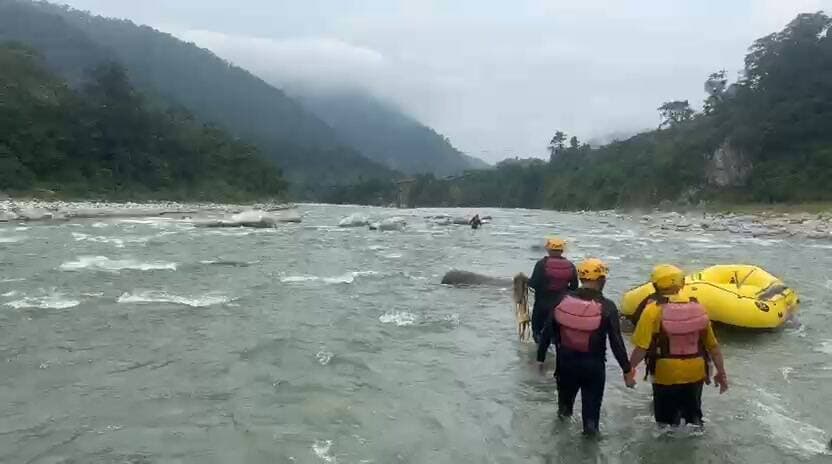 BIG BREAKING:: बेतालघाट में नदी में डूबे 16 वर्षीय किशोर का शव बरामद, एसडीआरएफ के सर्च ऑपरेशन में मिली सफलता - Bahadrabad News
=================
_*पूरी ख़बर पढ़ने के लिए नीचे दी गई ब्लू लाइन पर क्लिक करें।*_
👇👇
https://bahadrabadnews.com/big-breaking-dead-body-of-16-year-old-teenager-who-drowned-in-the-river-in-betalghat/
*"बहादराबाद न्यूज़/ की खबरे व्हाट्सएप पर पाने के 👇लिए ग्रुप से जुड़े.. क्लिक करे!*
https://chat.whatsapp.com/JRJhdKtAfvYEyJxTAHmU0W
=================
_*News by -SHAJAD ALI*_