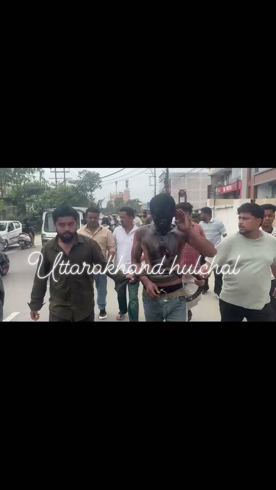 देहरादून में नाबालिग स्कूली छात्रों के कथित यौन शोषण और ब्लैकमेलिंग के आरोपी को लोगो ने इस तरह घुमाया।
