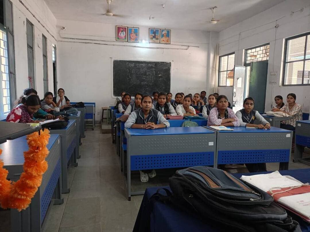 सेवा संकल्प अभियान के तहत सड़क सुरक्षा जागरूकता एवं लर्निंग लाइसेंस शिविर आयोजित बासौदा के दो शासकीय महाविद्यालयों में लगभग 130 लाभार्थियों ने प्राप्त किया
..
सेवा संकल्प अभियान के अंतर्गत जिला परिवहन कार्यालय, विदिशा द्वारा शुक्रवार को बासौदा के दो शासकीय महाविद्यालयों में सड़क सुरक्षा जागरूकता एवं लर्निंग लाइसेंस शिविर आयोजित किए गए। शासकीय एस.जी.एस. महाविद्यालय बासौदा एवं सुभद्रा शर्मा शासकीय कन्या महाविद्यालय बासौदा परिसर में आयोजित इन शिविरों का उद्देश्य छात्र-छात्राओं एवं आमजन को यातायात नियमों के प्रति जागरूक करना तथा परिवहन संबंधी सेवाओं को सहज और सुलभ बनाना रहा।
सड़क सुरक्षा एवं यातायात नियमों की दी जानकारी -
शिविरों में जिला परिवहन कार्यालय के कर्मचारियों ने उपस्थित छात्र-छात्राओं एवं अन्य लाभार्थियों को सड़क सुरक्षा के महत्व, यातायात नियमों के पालन, सड़क दुर्घटनाओं से बचाव और सुरक्षित वाहन संचालन के संबंध में विस्तार से जानकारी दी। प्रतिभागि।यों को बताया गया कि यातायात नियमों का पालन कर तथा सावधानीपूर्वक वाहन चलाकर सड़क दुर्घटनाओं की आशंका को कम किया जा सकता है। इस दौरान वाहन चलाते समय हेलमेट एवं सीट बेल्ट का अनिवार्य रूप से उपयोग करने, निर्धारित यातायात नियमों का पालन करने तथा वाहन संचालन के दौरान मोबाइल फोन का उपयोग नहीं करने के लिए प्रेरित किया गया। साथ ही सुरक्षित यातायात व्यवस्था सुनिश्चित करने में प्रत्येक नागरिक की जिम्मेदारी एवं सहभागिता के महत्व पर भी प्रकाश डाला गया।
लर्निंग लाइसेंस की ऑनलाइन प्रक्रिया समझाई -
शिविर के दौरान लर्निंग लाइसेंस बनवाने के इच्छुक प्रतिभागियों को आवेदन की ऑनलाइन प्रक्रिया, आवश्यक दस्तावेजों तथा आवेदन संबंधी जरूरी जानकारी से अवगत कराया गया। परिवहन विभाग की सेवाओं का लाभ लेने की प्रक्रिया को सरल तरीके से समझाते हुए लाभार्थियों की सुविधा पर विशेष ध्यान दिया गया। दोनों महाविद्यालयों में आयोजित शिविरों के माध्यम से लगभग 130 लाभार्थियों ने सड़क सुरक्षा संबंधी प्रशिक्षण प्राप्त किया तथा लर्निंग लाइसेंस सुविधा का लाभ लिया।
सुरक्षित यातायात के लिए जागरूकता पर जोर -
जिला परिवहन कार्यालय, विदिशा द्वारा सेवा संकल्प अभियान के अंतर्गत इस प्रकार के शिविरों के माध्यम से सड़क सुरक्षा के प्रति जनजागरूकता बढ़ाने के साथ ही परिवहन संबंधी सेवाओं को आमजन तक सरल एवं सुलभ रूप में पहुंचाने का प्रयास किया जा रहा है। ऐसे आयोजनों से विशेष रूप से युवाओं को यातायात नियमों के प्रति जागरूक करने और जिम्मेदार वाहन चालक बनने के लिए प्रेरित करने में मदद मिलती है। #SevaSankalpAbhiyan #Vidisha