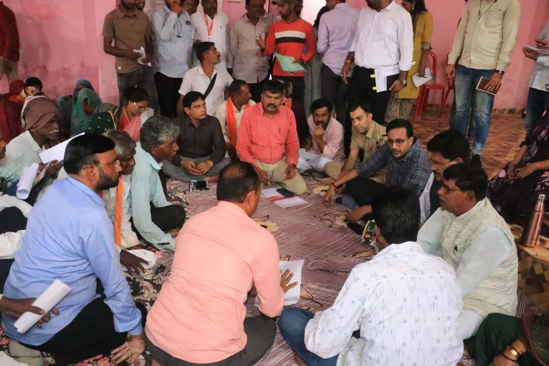 उद्यम संवाद में स्वरोजगार योजनाओं की दी जानकारी, युवाओं और उद्यमियों को स्वयं का व्यवसाय स्थापित करने किया प्रेरित
..
कुरवाई में मुख्यमंत्री जन विश्वास अभियान के तहत जिला व्यापार एवं उद्योग केंद्र ने किया उद्यम संवाद का आयोजन
..
मुख्यमंत्री जन विश्वास अभियान के अंतर्गत शुक्रवार को सामुदायिक भवन कुरवाई में जिला व्यापार एवं उद्योग केंद्र, विदिशा द्वारा उद्यम संवाद कार्यक्रम आयोजित किया गया। कार्यक्रम में कुरवाई विधायक श्री हरि सिंह सप्रे, कलेक्टर श्री अंशुल गुप्ता, और श्री महाराज सिंह दांगी सहित अन्य जनप्रतिनिधियों एवं प्रशासनिक अधिकारियों की उपस्थिति में स्वरोजगार योजनाओं की जानकारी दी गई। कार्यक्रम का उद्देश्य युवाओं, भावी उद्यमियों एवं स्वसहायता समूहों के सदस्यों को शासन की विभिन्न योजनाओं से जोड़कर आत्मनिर्भरता की दिशा में प्रोत्साहित करना था।
स्वरोजगार योजनाओं से आत्मनिर्भर बनने का आह्वान -
उद्यम संवाद में मुख्यमंत्री उद्यम क्रांति योजना, प्रधानमंत्री सूक्ष्म खाद्य उन्नयन योजना, प्रधानमंत्री मुद्रा योजना, प्रधानमंत्री विश्वकर्मा योजना, आचार्य विद्यासागर योजना, मुख्यमंत्री डेयरी प्लस योजना सहित बकरी पालन एवं पशुपालन से संबंधित योजनाओं की जानकारी दी गई। इसके साथ ही संत रविदास योजना, भगवान बिरसा मुंडा योजना, टंट्या मामा आर्थिक कल्याण योजना तथा डॉ. भीमराव अंबेडकर आर्थिक कल्याण योजना के बारे में भी उद्यमियों को अवगत कराया गया। कार्यक्रम में विभिन्न योजनाओं से लाभान्वित सफल उद्यमियों ने अपने अनुभव साझा किए और बताया कि स्वरोजगार के माध्यम से किस प्रकार स्वयं का व्यवसाय स्थापित कर आर्थिक आत्मनिर्भरता की दिशा में आगे बढ़ा जा सकता है।
कम ब्याज दर और अनुदान वाली योजनाओं का लाभ लें : कलेक्टर
कलेक्टर श्री अंशुल गुप्ता ने उपस्थित उद्यमियों एवं नागरिकों को संबोधित करते हुए कहा कि शासन द्वारा आमजन की दैनिक आवश्यकताओं की पूर्ति के साथ-साथ उन्हें स्वयं का व्यवसाय स्थापित करने के लिए भी अनेक योजनाएं संचालित की जा रही हैं। विभिन्न विभागों के माध्यम से कम ब्याज दर पर ऋण एवं अनुदान की सुविधा उपलब्ध कराई जाती है। पात्र हितग्राही इन योजनाओं का लाभ लेकर अपना व्यवसाय प्रारंभ कर सकते हैं और आर्थिक रूप से आत्मनिर्भर बन सकते हैं। उन्होंने नागरिकों से आह्वान किया कि वे स्वरोजगार से जुड़ी योजनाओं की जानकारी प्राप्त करें, अपनी रुचि एवं क्षमता के अनुसार उद्यम स्थापित करने के लिए आगे आएं तथा शासन की योजनाओं का अधिकतम लाभ उठाएं।
विधायक ने उद्यमियों को योजनाओं से जुड़ने किया प्रेरित -
कुरवाई विधायक श्री हरि सिंह सप्रे ने उद्यमियों को शासन की विभिन्न स्वरोजगार योजनाओं का लाभ लेने के लिए प्रेरित किया। उन्होंने कहा कि स्वरोजगार के अवसरों का लाभ उठाकर युवा एवं अन्य हितग्राही स्वयं का व्यवसाय स्थापित कर सकते हैं तथा अपनी आर्थिक स्थिति मजबूत करने के साथ रोजगार के नए अवसर भी सृजित कर सकते हैं।
समस्याओं का मौके पर किया गया निराकरण -
कार्यक्रम के दौरान उपस्थित उद्यमियों को योजनाओं की पात्रता, उपलब्ध सहायता एवं स्वरोजगार स्थापित करने की प्रक्रिया के संबंध में जानकारी प्रदान की गई। उद्यमियों द्वारा प्रस्तुत समस्याओं का मौके पर ही त्वरित निराकरण किया गया, जिससे उन्हें योजनाओं का लाभ प्राप्त करने में सहायता मिल सके।
बच्चों को आंगनवाड़ी एवं स्कूल भेजने की अपील -
कलेक्टर श्री अंशुल गुप्ता ने नागरिकों से छोटे बच्चों को नियमित रूप से आंगनवाड़ी केंद्रों एवं स्कूलों में भेजने की अपील भी की। उन्होंने शासन की जनकल्याणकारी योजनाओं का लाभ लेने के साथ बच्चों की शिक्षा एवं समुचित विकास पर ध्यान देने का संदेश दिया। मुख्यमंत्री जन विश्वास अभियान के अंतर्गत आयोजित यह उद्यम संवाद कार्यक्रम नागरिकों को स्वरोजगार के अवसरों, शासकीय योजनाओं एवं उपलब्ध सहायता से परिचित कराने की दिशा में महत्वपूर्ण पहल रहा। #Vidisha #मुख्यमंत्री_जनविश्वास_अभियान