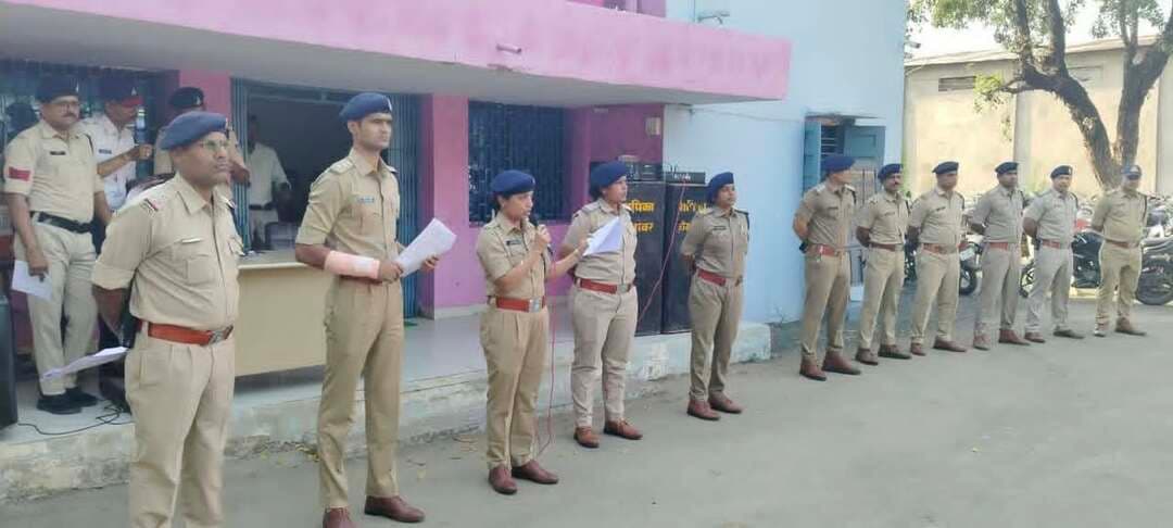 सर्वपितृ अमावस्या पर नेमावर घाट में 500 से ज्यादा पुलिसकर्मी संभालेंगे सुरक्षा
100 से अधिक सीसीटीवी कैमरों से निगरानी, घाटों पर भीड़ और यातायात व्यवस्था पर रहेगा फोकस
देवास। सर्वपितृ अमावस्या पर नेमावर के घाटों पर उमड़ने वाले श्रद्धालुओं की सुरक्षा के लिए देवास पुलिस ने व्यापक इंतजाम किए हैं। पर्व के दौरान 500 से अधिक पुलिस अधिकारी-कर्मचारी तैनात रहेंगे, जबकि 100 से ज्यादा सीसीटीवी कैमरों से घाटों, प्रमुख रास्तों और संवेदनशील स्थानों पर नजर रखी जाएगी।
पुलिस अधीक्षक पुनीत गेहलोद के निर्देशन में अतिरिक्त पुलिस अधीक्षक (ग्रामीण) सौम्या जैन और एसडीओपी कन्नौद आदित्य तिवारी ने नेमावर पहुंचकर ड्यूटी पर तैनात पुलिस बल को आवश्यक निर्देश दिए। पुलिसकर्मियों को अपने निर्धारित स्थानों पर मुस्तैद रहने, भीड़ नियंत्रित करने और यातायात सुचारु रखने के लिए कहा गया है।
सीसीटीवी कैमरों के जरिए श्रद्धालुओं की आवाजाही और संदिग्ध गतिविधियों पर नजर रखी जाएगी। पुलिस ने श्रद्धालुओं से घाटों पर व्यवस्था बनाए रखने, अनावश्यक भीड़ से बचने और किसी भी संदिग्ध गतिविधि या आपात स्थिति की सूचना नजदीकी पुलिसकर्मी अथवा डायल-112 पर देने की अपील की है।
