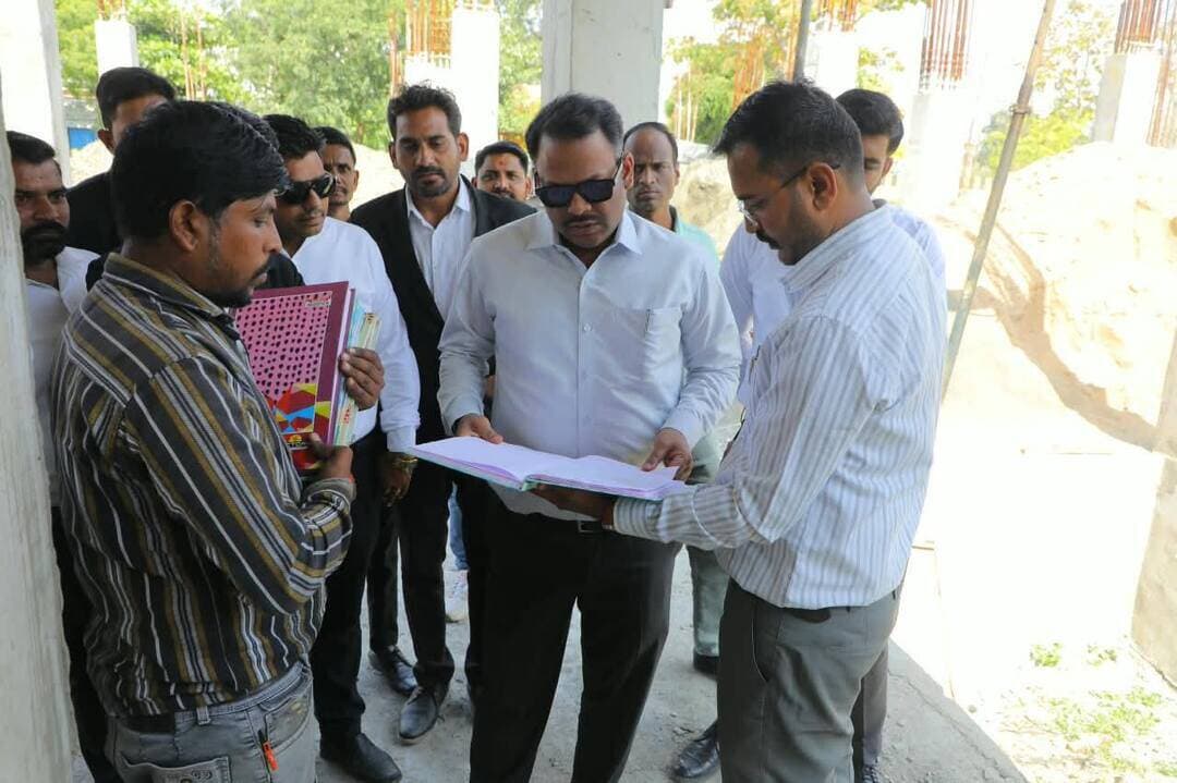एसडीएम कार्यालय निर्माण में देरी पर ठेकेदार को 5% पेनाल्टी के निर्देश
उदयनगर में निर्माण कार्य की धीमी गति पर कलेक्टर नाराज, जनवरी तक प्रगति नहीं सुधरी तो कटेगी राशि; स्कूल में बच्चों का शैक्षणिक स्तर भी परखा
देवास। मुख्यमंत्री जन-विश्वास अभियान के तहत बागली तहसील के उदयनगर पहुंचे कलेक्टर ऋतु राज सिंह ने निर्माणाधीन एसडीएम कार्यालय भवन का निरीक्षण किया। काम की धीमी गति और समय-सीमा को लेकर संतोषजनक जवाब नहीं मिलने पर उन्होंने नाराजगी जताई। कलेक्टर ने ठेकेदार पर 5 प्रतिशत पेनाल्टी लगाने के निर्देश देते हुए कहा कि जनवरी तक काम में अपेक्षित प्रगति नहीं हुई तो राशि काटी जाए। निर्धारित समय में निर्माण पूरा नहीं होने पर अतिरिक्त 5 प्रतिशत पेनाल्टी भी लगाई जाएगी।
कलेक्टर ने निर्माण की गुणवत्ता जांचने के लिए मौके पर क्वालिटी टेस्टिंग रिपोर्ट भी देखी। अधिकारियों के अनुसार, अब तक किए गए परीक्षणों में निर्माण सामग्री निर्धारित मानकों के अनुरूप पाई गई है।
स्कूल में बच्चों से किया संवाद
कलेक्टर ने शासकीय माध्यमिक विद्यालय भीखूपुरा का निरीक्षण कर कक्षा सातवीं और आठवीं के विद्यार्थियों से संस्कृत व अंग्रेजी का पाठ कराया। उनके शैक्षणिक स्तर को परखते हुए कठिन शब्दों के अर्थ और उच्चारण भी समझाए। उन्होंने शिक्षकों को रोचक शिक्षण विधियां और नए प्रयोग अपनाकर बच्चों के सीखने के स्तर में सुधार लाने के निर्देश दिए।
उन्नत खेती का भी लिया जायजा
इसके बाद बागली विधायक मुरली भंवरा और कलेक्टर ऋतु राज सिंह ने उद्यानिकी विभाग की योजनाओं की मदद से आधुनिक तकनीक से खेती कर रहे एक प्रगतिशील किसान के खेत का निरीक्षण किया। उन्होंने ड्रिप सिंचाई, फसल प्रबंधन और उन्नत कृषि पद्धतियों का जायजा लिया।