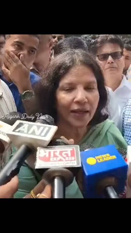 अलीगढ़ AMU में छात्रों की बड़ी जीत, आंदोलन के आगे प्रशासन को झुकना पड़ा, 8 साल बाद 5 नवंबर को होगा AMUSU छात्रसंघ चुनाव का ऐलान, प्रॉक्टर नवेद खान भी हटाए गए,अलीगढ़ मुस्लिम विश्वविद्यालय (AMU) में छात्रसंघ चुनाव को लेकर बड़ी खबर सामने आई है। करीब 8 साल बाद AMU छात्रसंघ (AMUSU) के चुनाव 5 नवंबर को कराए जाने का ऐलान किया गया है। छात्रों की लगातार मांग और विरोध के बाद विश्वविद्यालय प्रशासन ने यह फैसला लिया है। वहीं, विरोध के बीच विश्वविद्यालय के प्रॉक्टर प्रोफेसर मोहम्मद नवेद खान को भी पद से हटा दिया गया है। अब छात्रों को उम्मीद है कि प्रशासन अपने वादे के मुताबिक तय समय पर चुनाव कराएगा। चुनाव होने से छात्र प्रतिनिधित्व मजबूत होगा और विश्वविद्यालय में छात्रों की समस्याओं को उठाने का मंच मिलेगा।
#AMU #AMUSUElection #AligarhMuslimUniversity #StudentUnionElection #AligarhNews
