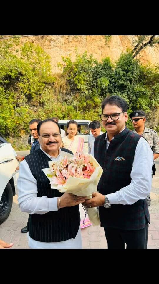 बिलासपुर में केंद्रीय स्वास्थ्य मंत्री जगत प्रकाश नड्डा स्वागत करते हुए मीडिया प्रभारी